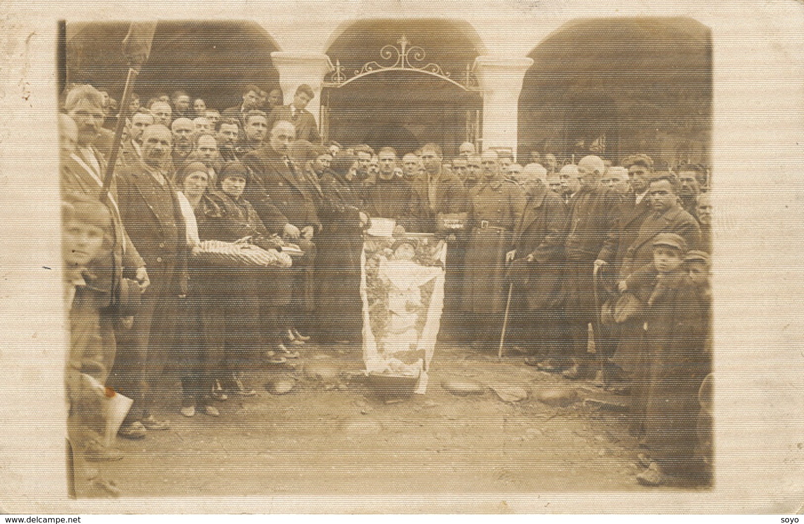 Real Photo  East Europe People Exhibiting An Open Coffin . Exhibition D' Un Mort - Beerdigungen