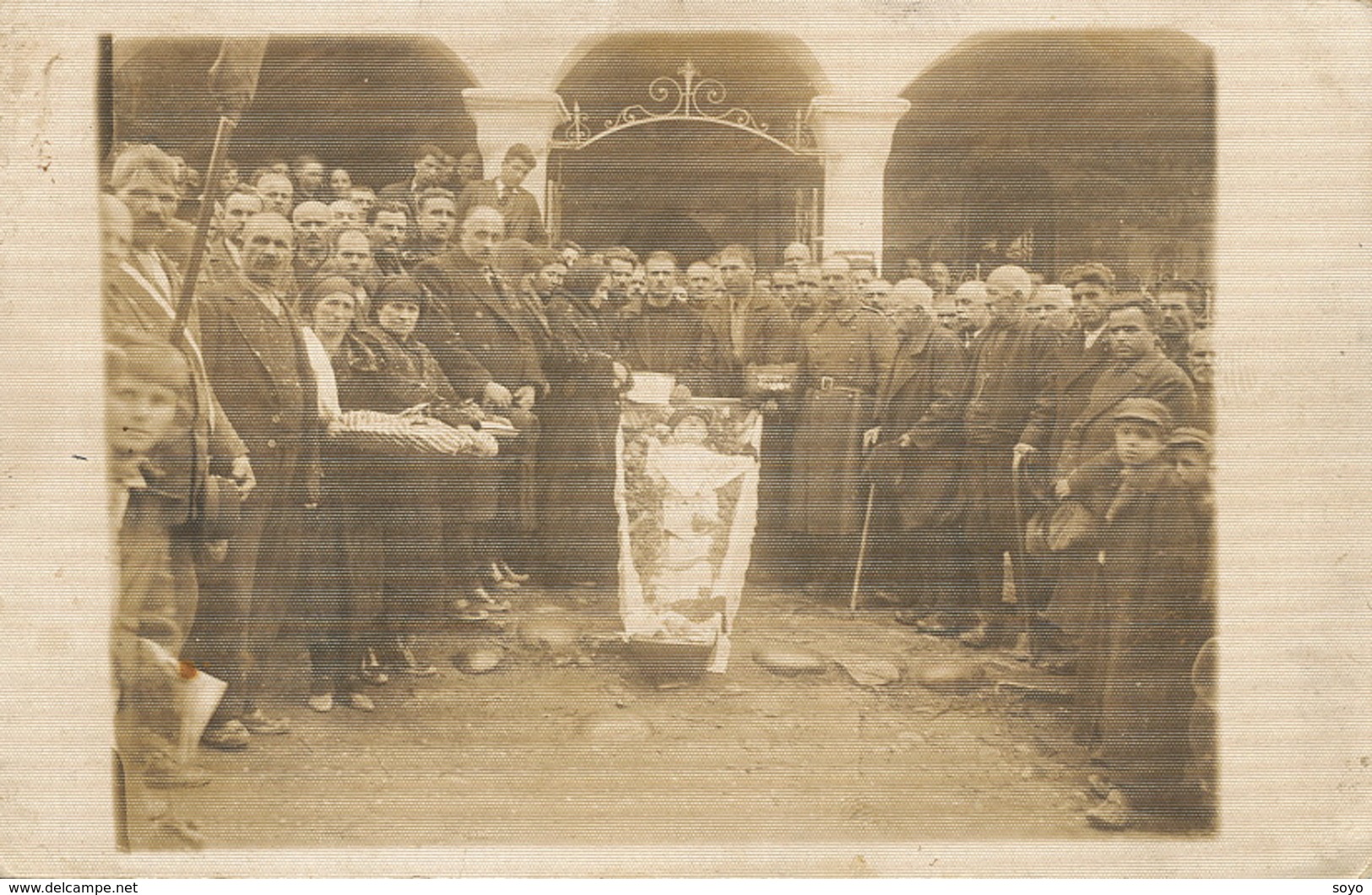 Real Photo  East Europe People Exhibiting An Open Coffin . Exhibition D' Un Mort - Funeral