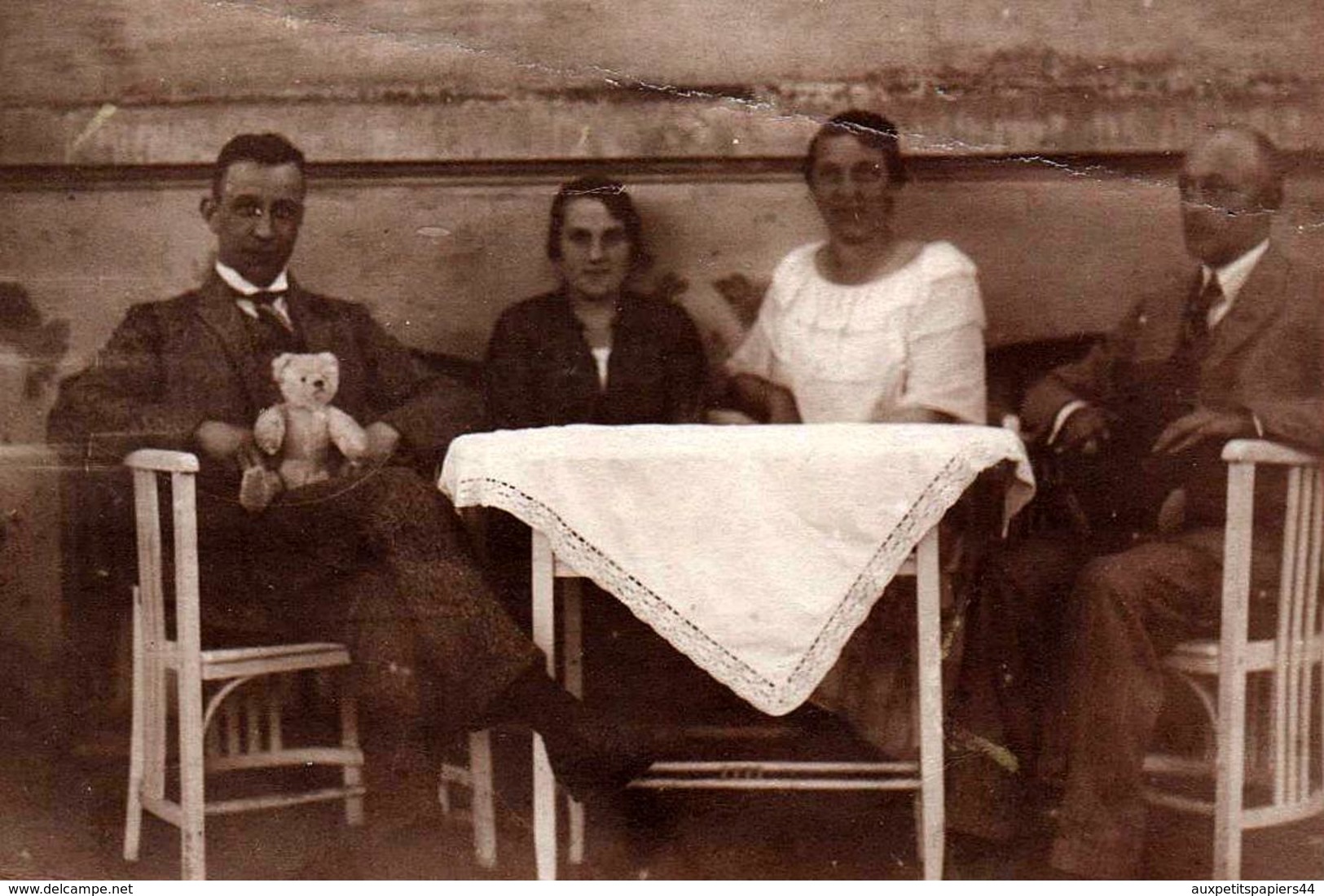Photo Originale 2 Couples Au Salon De Jardin Et Ours En Peluche Blanc & Brun Sur Les Genoux Des Hommes Vers 1920 - Personnes Anonymes