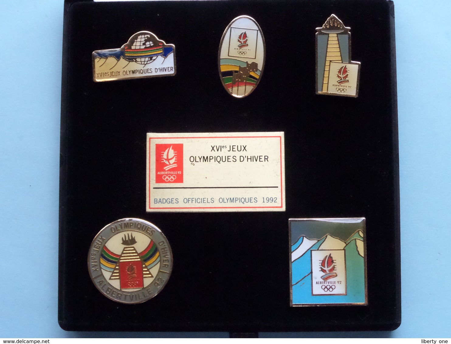1992 - ALBERTVILLE > XVIes Jeux Olympiques D'HIVER ( Box Of 5 ) Button / Pin / Speld / Epingle > Voir / See Photos ! - Bekleidung, Souvenirs Und Sonstige