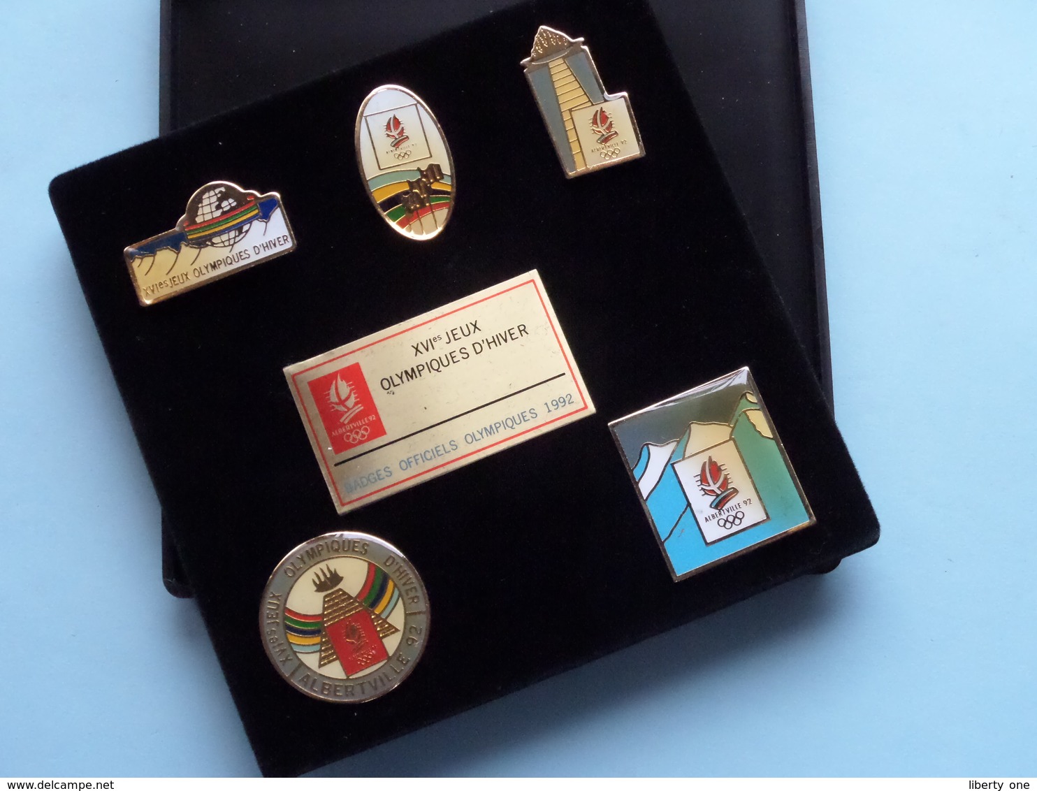 1992 - ALBERTVILLE > XVIes Jeux Olympiques D'HIVER ( Box Of 5 ) Button / Pin / Speld / Epingle > Voir / See Photos ! - Bekleidung, Souvenirs Und Sonstige