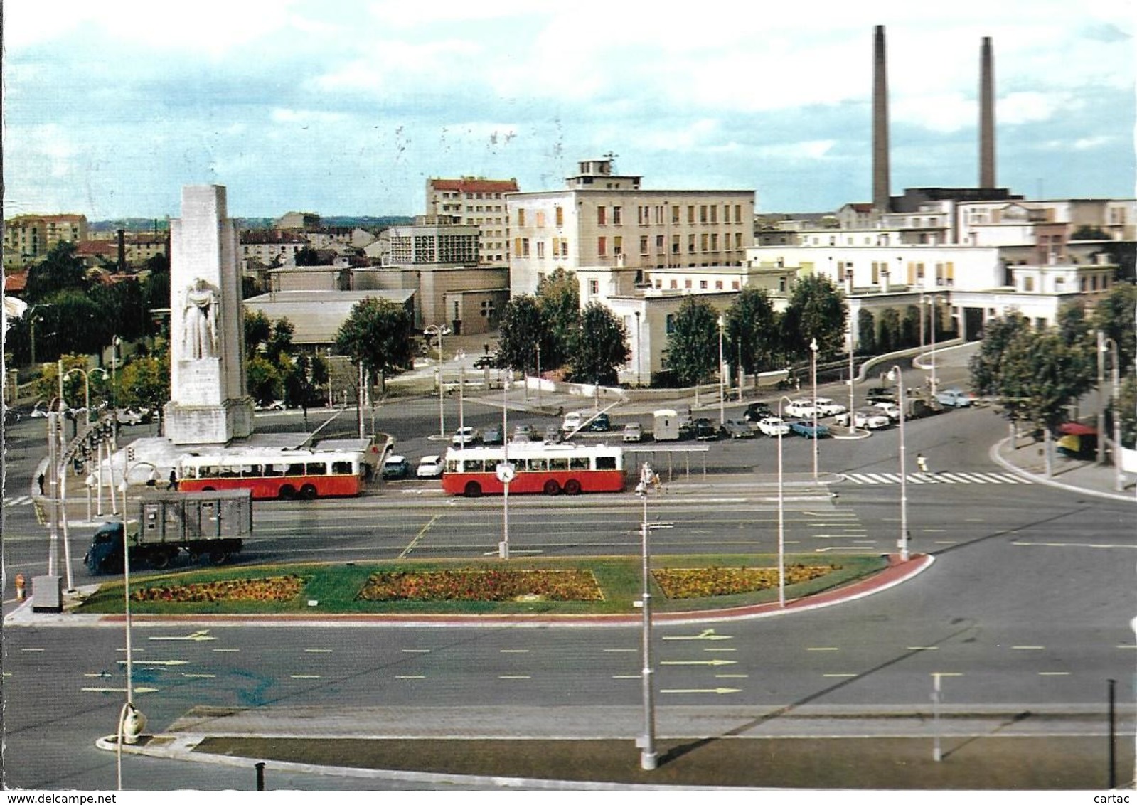 D69 - LYON - PLACE DARSONVAL ET ENTREE DE L'HÔPITAL EDOUARD HERRIOT-Cars Rouge Et Blanc-CPSM Dentelée Grand Format - Autres & Non Classés