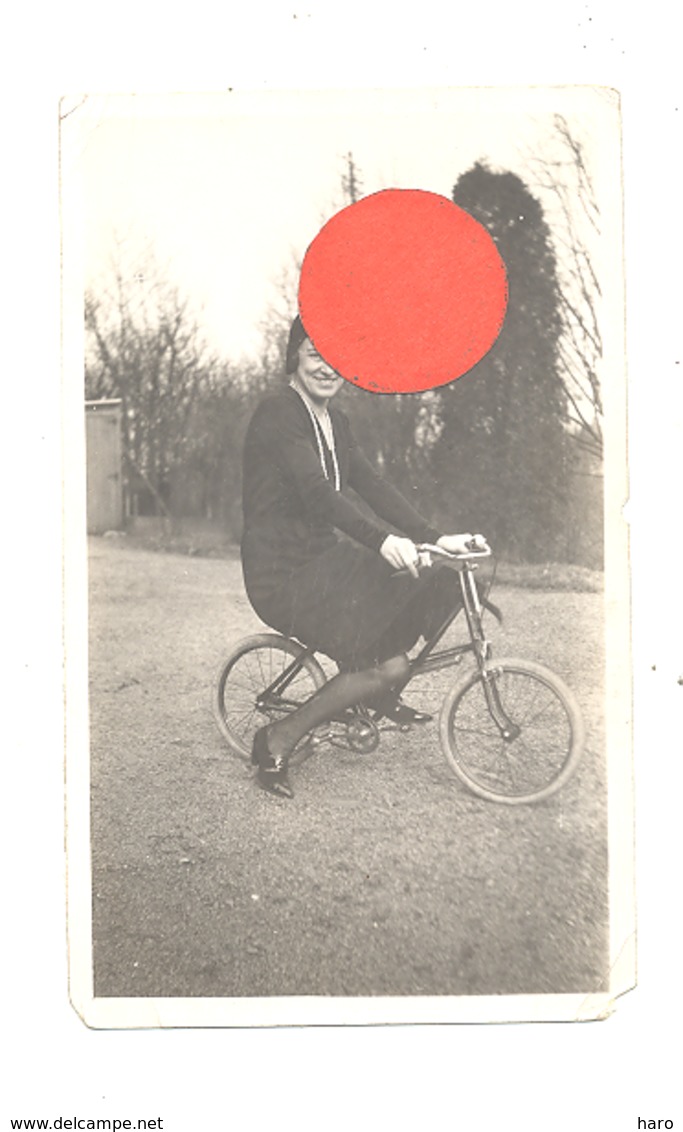 Photo ( +/- 8 X 13 Cm ) Humour, Gag, Dame Sur Un Vélo Trop Petit.- Femme Cycliste,... (b275) - Lieux