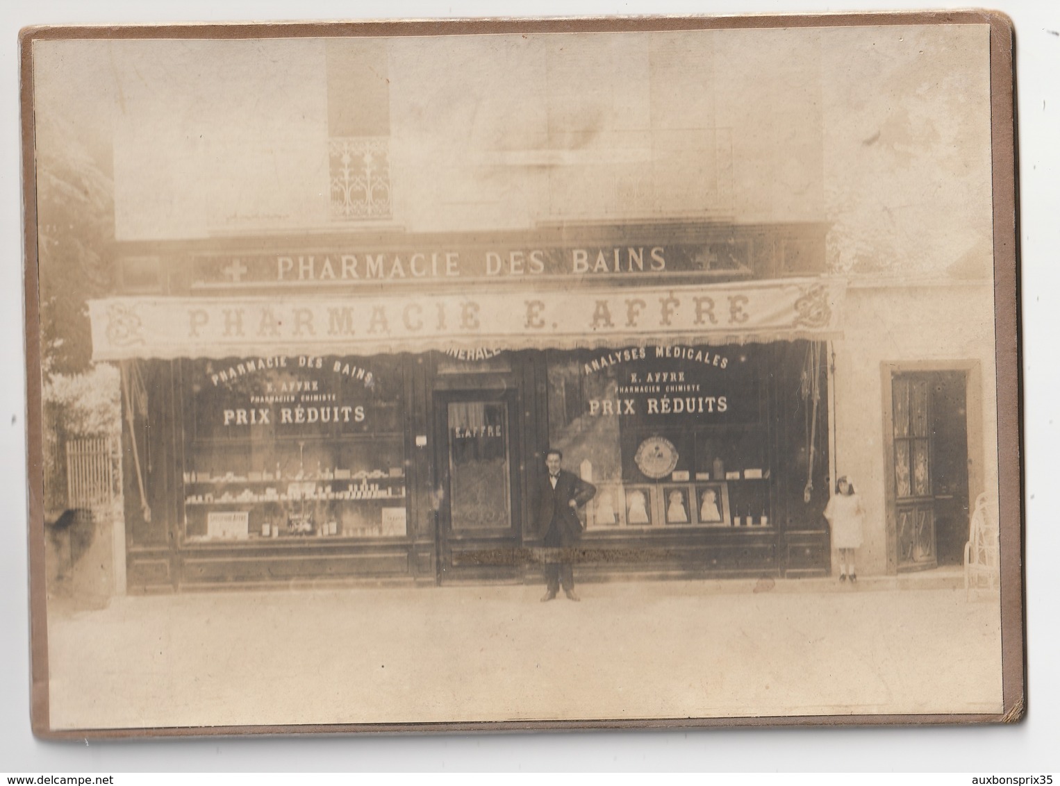 LAMALOU LES BAINS - PHARMACIE DES BAINS - E. AFFRE DEVANT SA DEVANTURE - 34 - Orte