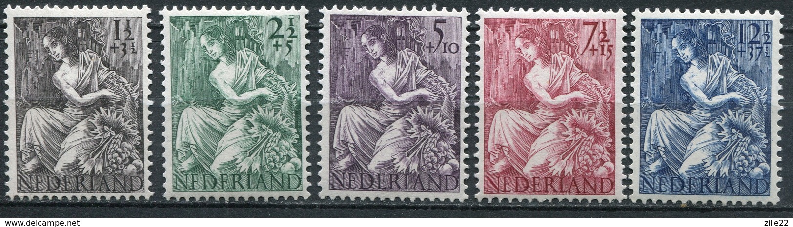 Niederlande Mi# 457-61 Postfrisch MNH - War Help - Unused Stamps