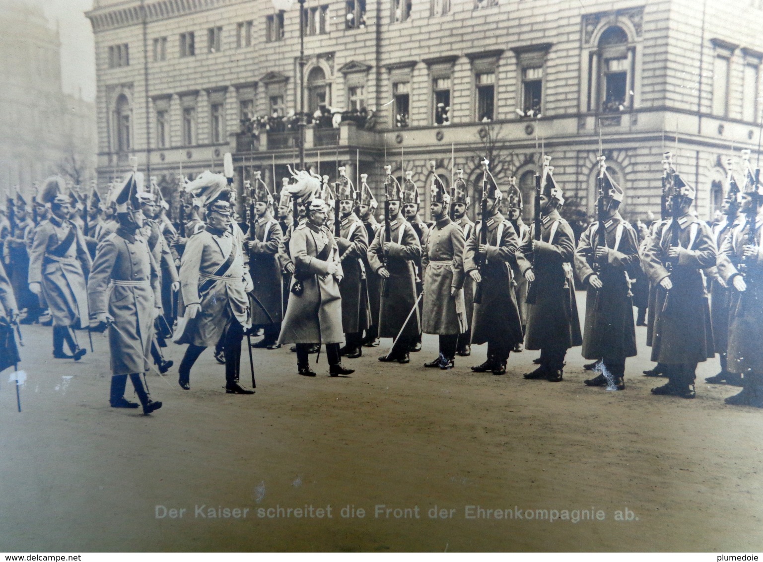 Cpa / AK  PHOTO . REVUE DES TROUPES ALLEMANDES . RARE SPECIMEN . DER KAISER SCHREITET DIE FRONT DER EHRENKOMPAGNIE . - Régiments