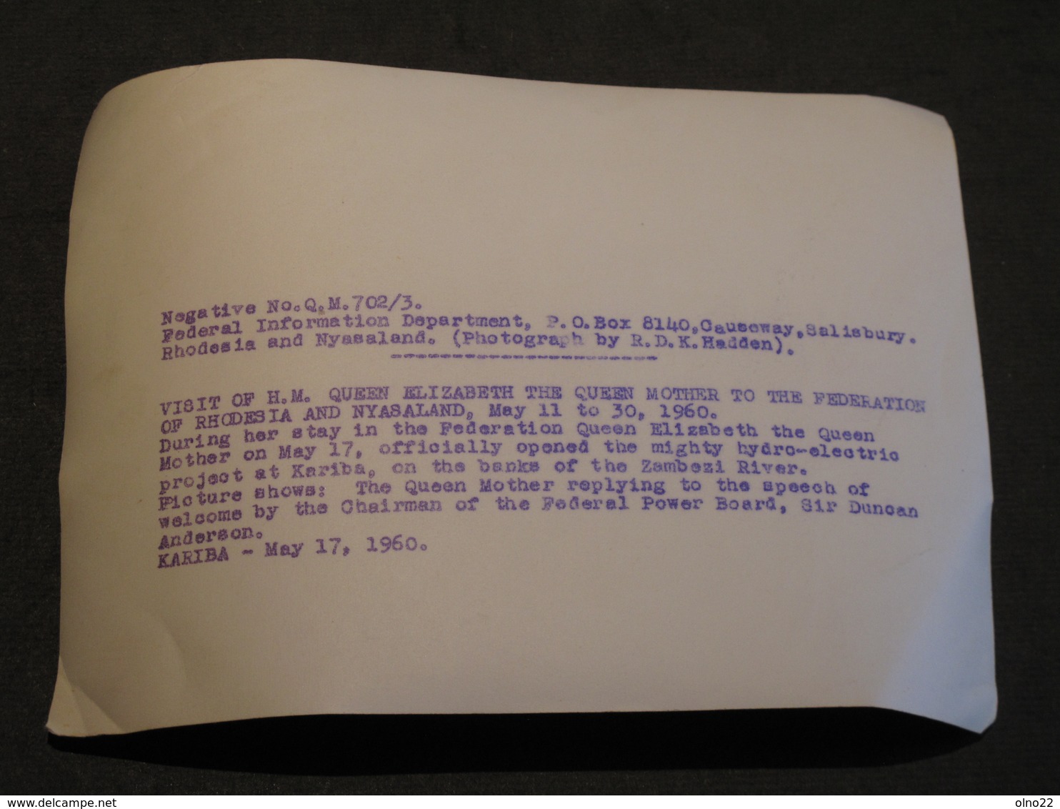 RHODESIA AND NYASALAND - MAY 11 TO 30 1960 - VISIT OF H.M. QUEEN ELISABETH - KARIBA MAY 17,1960 - PHOTO RDK HADDEN - Célébrités