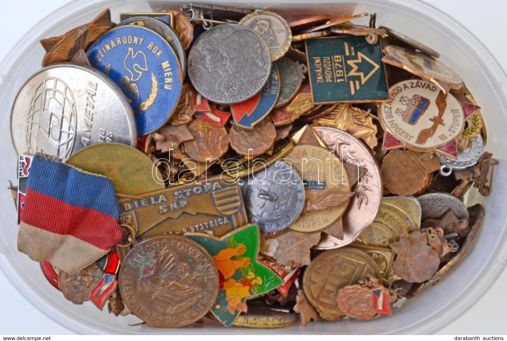 Vegyes, Egy Doboznyi Emlékérem, Plakett és Jelvény Tétel 2,3kg Súlyban T:vegyes Mixed Commemorative Medallion, Plaque An - Ohne Zuordnung
