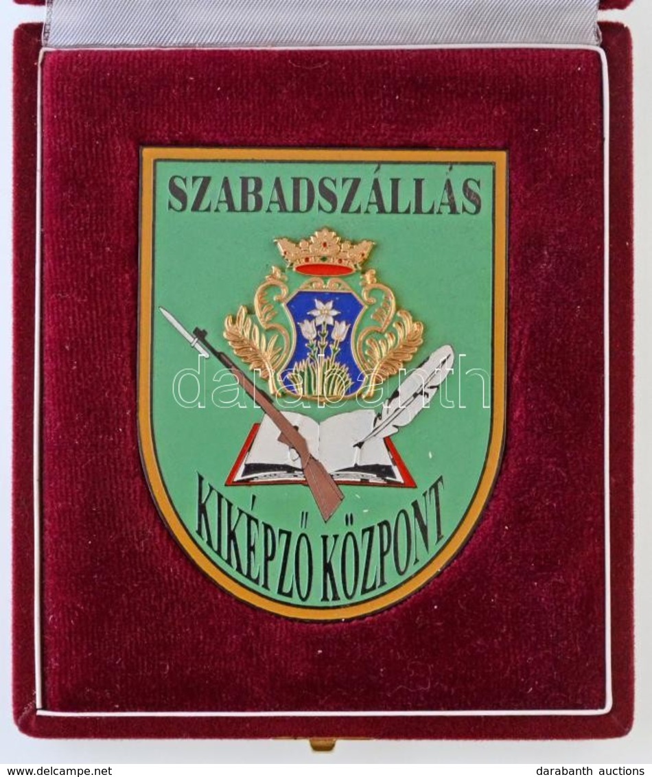 ~1990. "Szabadszállás Kiképző Központ" Festett Fém Plakett Eredeti Tokban (91x71mm) T:1 - Ohne Zuordnung