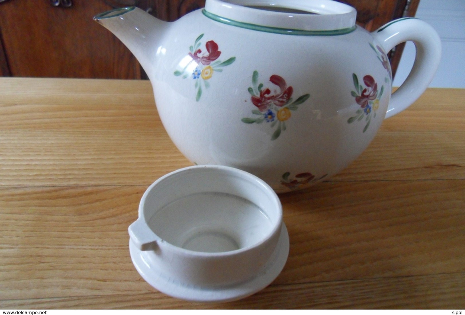 Théière  " Boule " Signée Vougeot Faience Décorée à La Main Fleurs Stylisées - Teapots