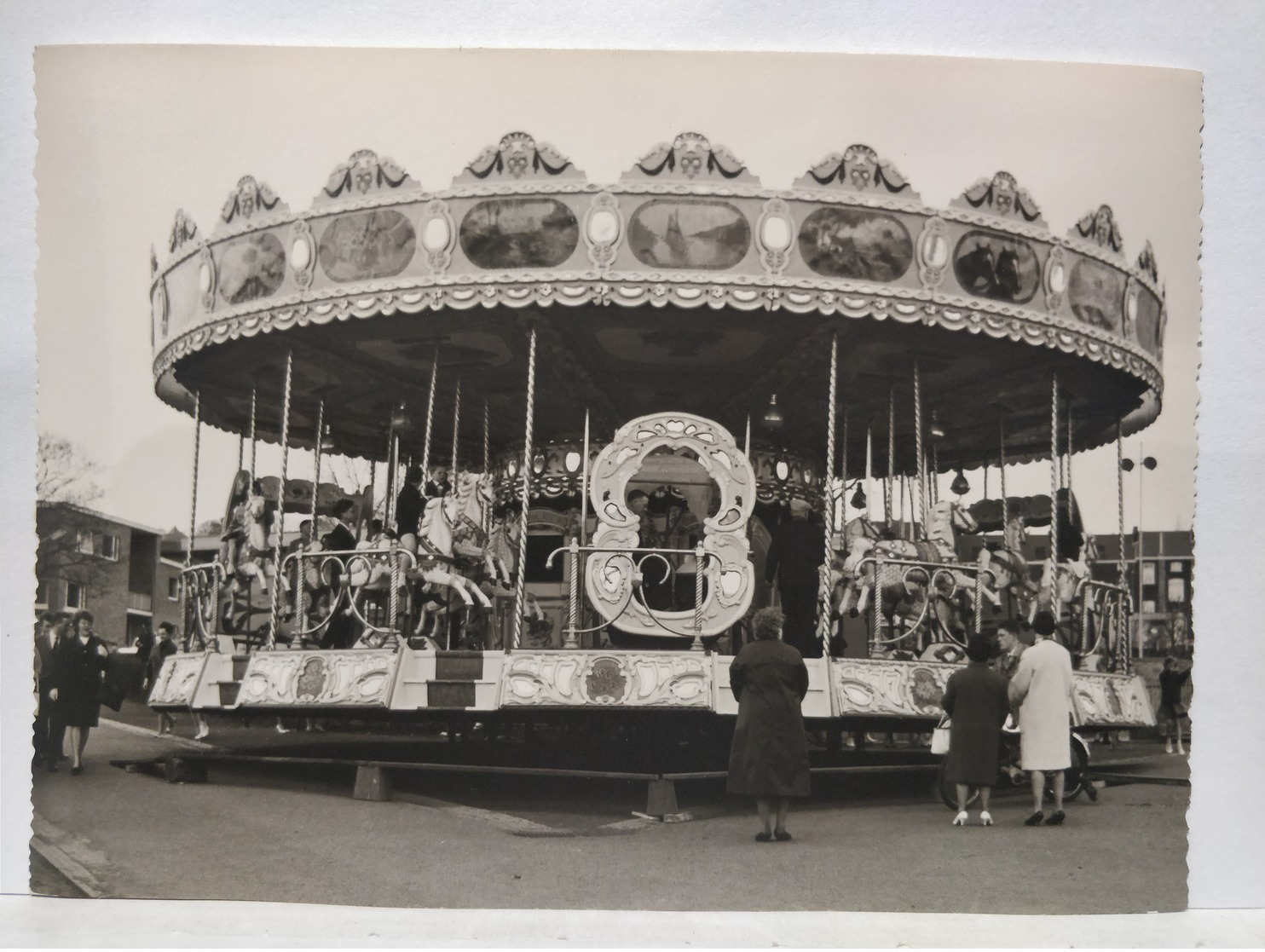 Fête Foraine. Région Liège, Belgique. Manège, Chevaux De Bois. 18x13 Cm - Lieux