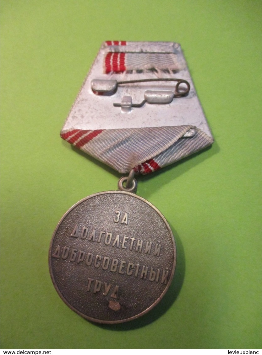 Médaille /Empire Soviétique/ Vétéran Du Travail / Bronze Argenté / Vers 1960-1980                 MED374 - Russie