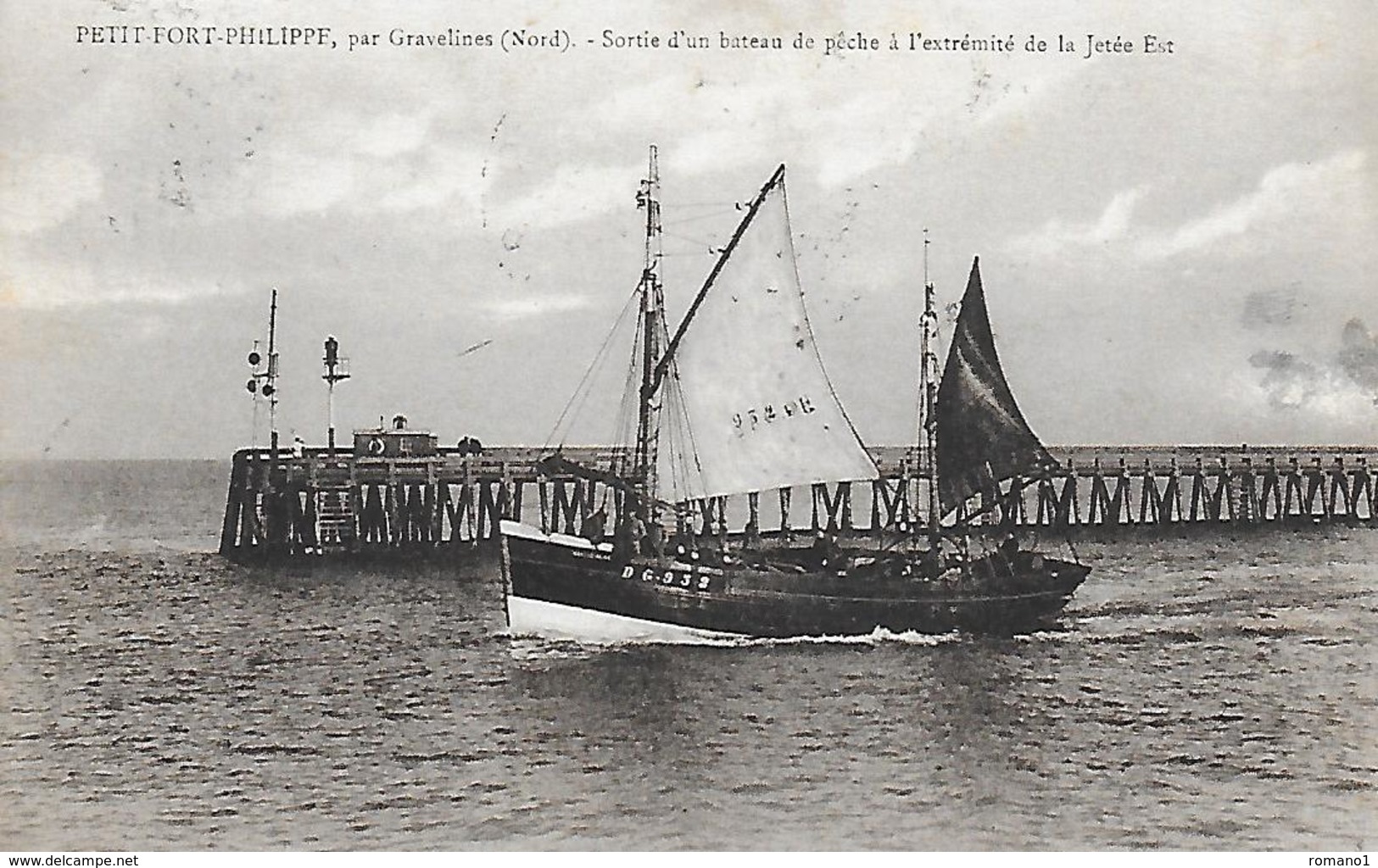 59)   PETIT PORT  PHILIPPE  Par Gravelines  - Sortie D'un Bateau De Pêche à L'  Extrémité De La Jetée Est - Gravelines