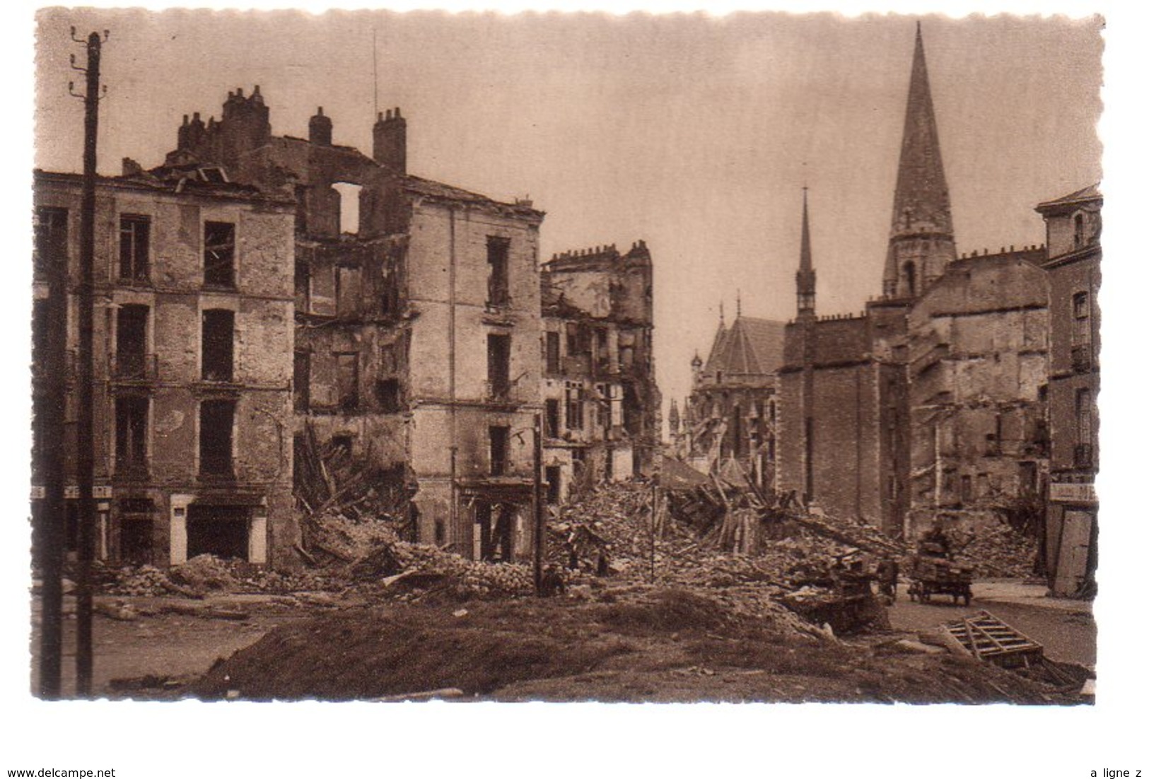 REF 472 : CPA 44 NANTES Après Les Bombardements La Place Bretagne - Nantes