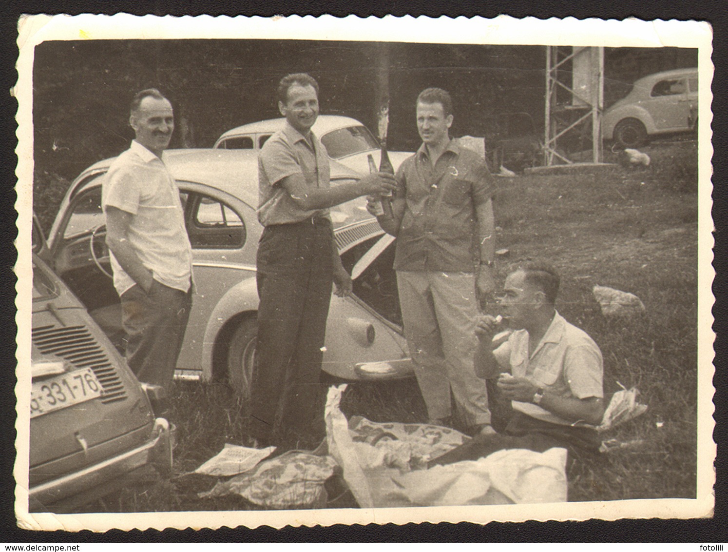 Old Car VW Beetle Group Men On Picnic Old Photo 12x9 Cm #29010 - Automobiles