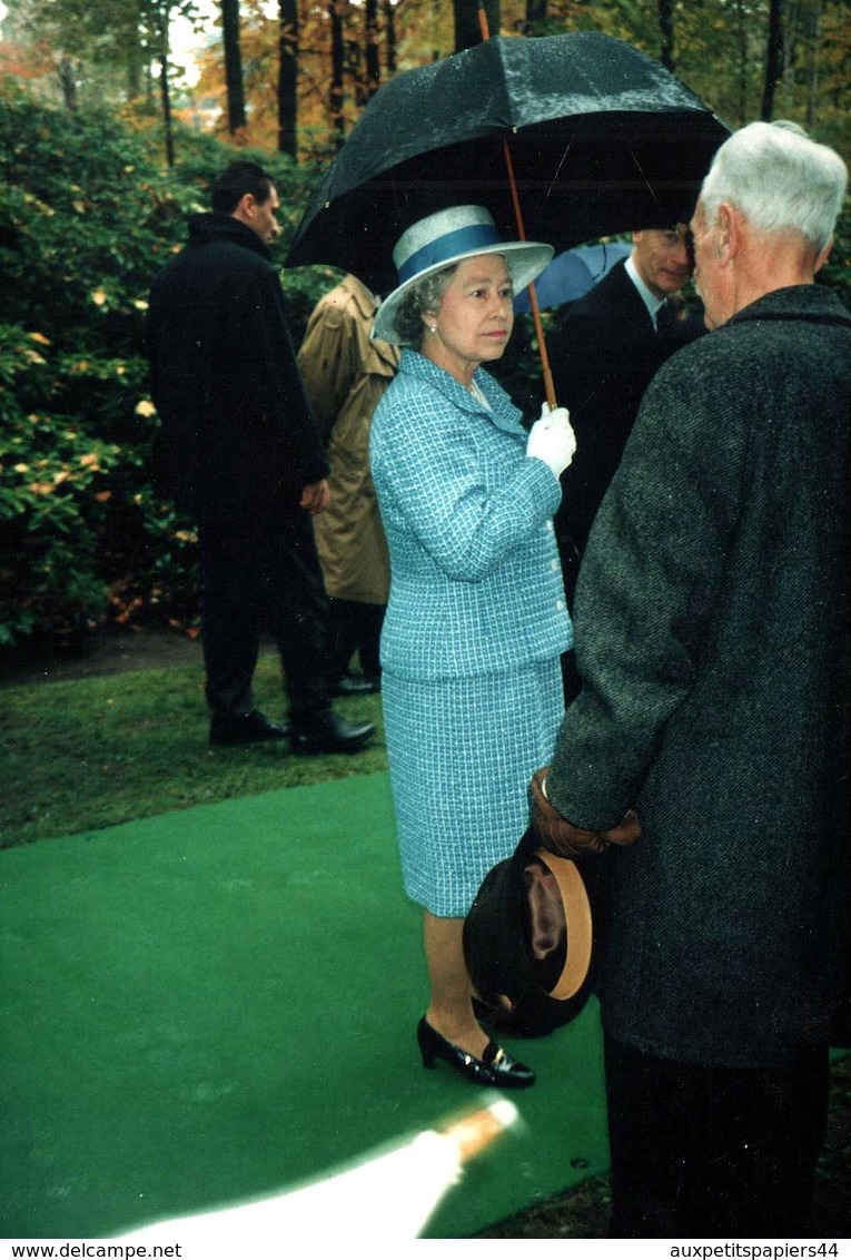 Photo Couleur Originale La Reine Elizabeth II Et Le Prince Philip Duc D'Edimbourg En Promenade Sous Parapluie - Célébrités