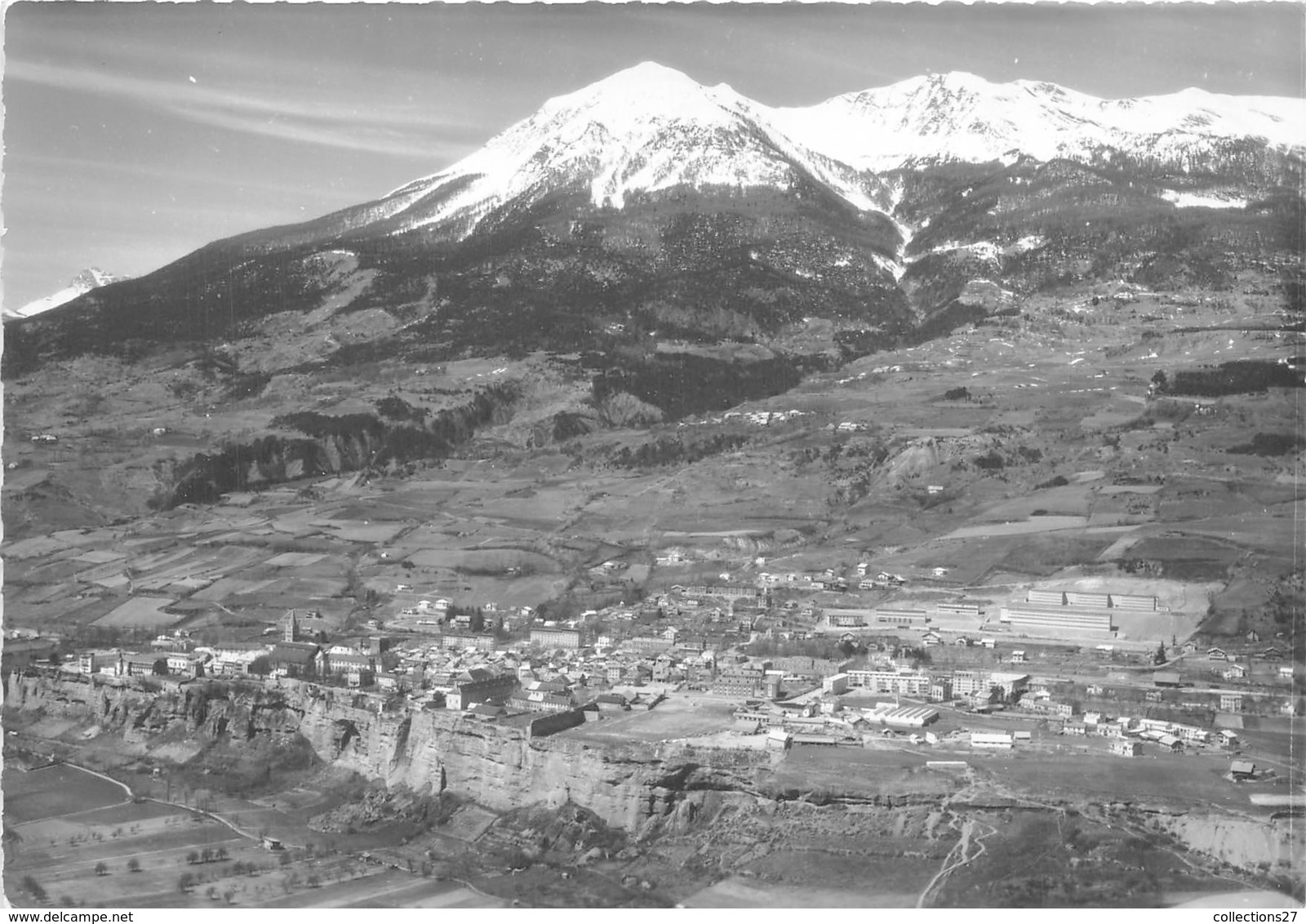 05-EMBRUN- LA VILLE SUR SON ROC, DANS LE FOND LE MONT SAINT GUILLAUME - Embrun