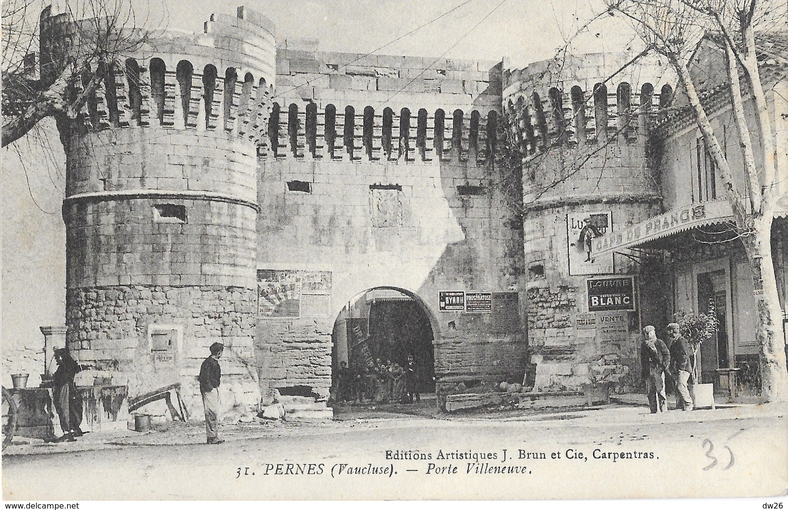 Pernes-les-Fontaines (Vaucluse) Porte Villeneuve, Café De France - Edition J. Brun Et Cie, Carte N° 31 - Pernes Les Fontaines