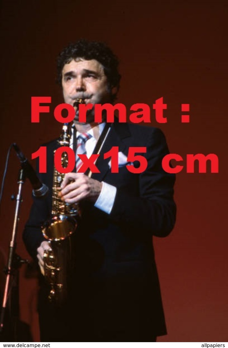 Reproduction D'une Photographie Ancienne Du Chanteur Pierre Perret Au Saxophone En 1984 - Andere & Zonder Classificatie