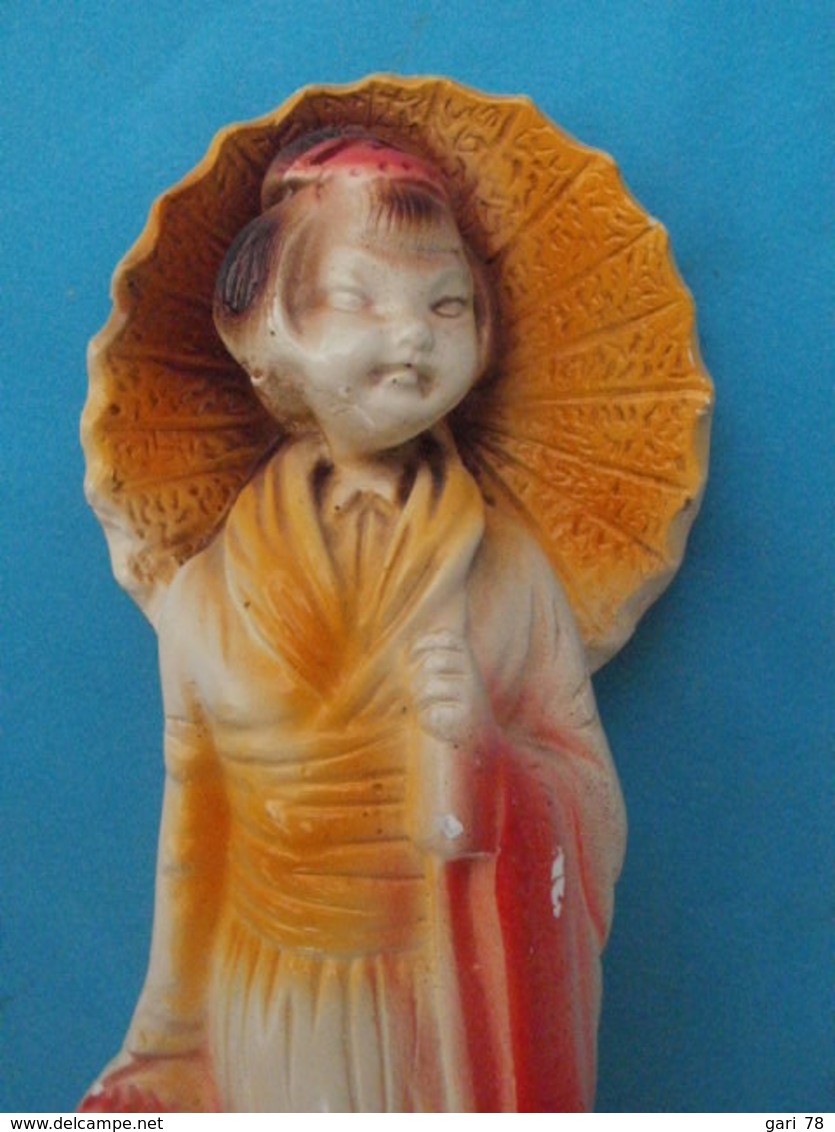 Ancienne Statue GEISHA En Plâtre Polychrome Hauteur 28 Cm - Autres & Non Classés