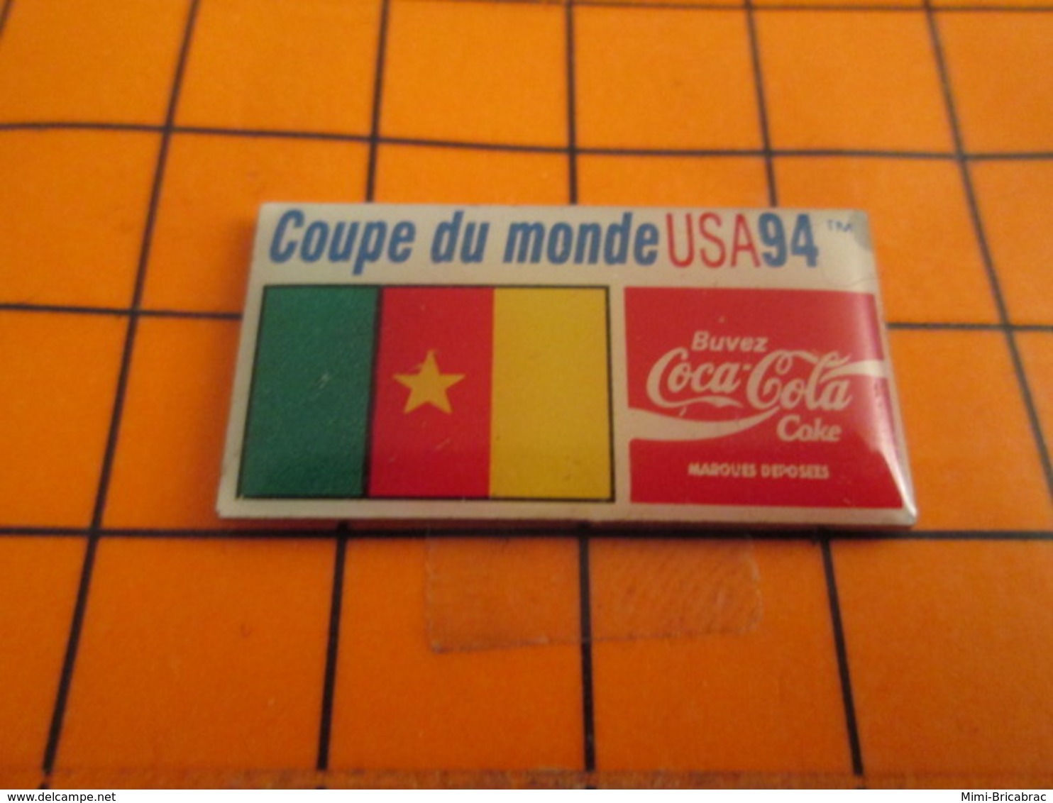 710a Pin's Pins / Beau Et Rare / THEME : COCA-COLA / FOOTBALL SOCCER COUPE DU MONDE USA 94 DRAPEAU CAMEROUN - Coca-Cola