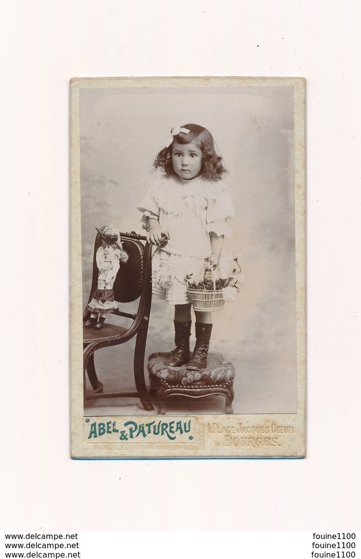CDV  Photo D' Enfant Fille Avec Poupée Avec Très Belle Poupée ( Jouet ) Phoyographe Abel & Patureau à BOURGES 18 - Anciennes (Av. 1900)