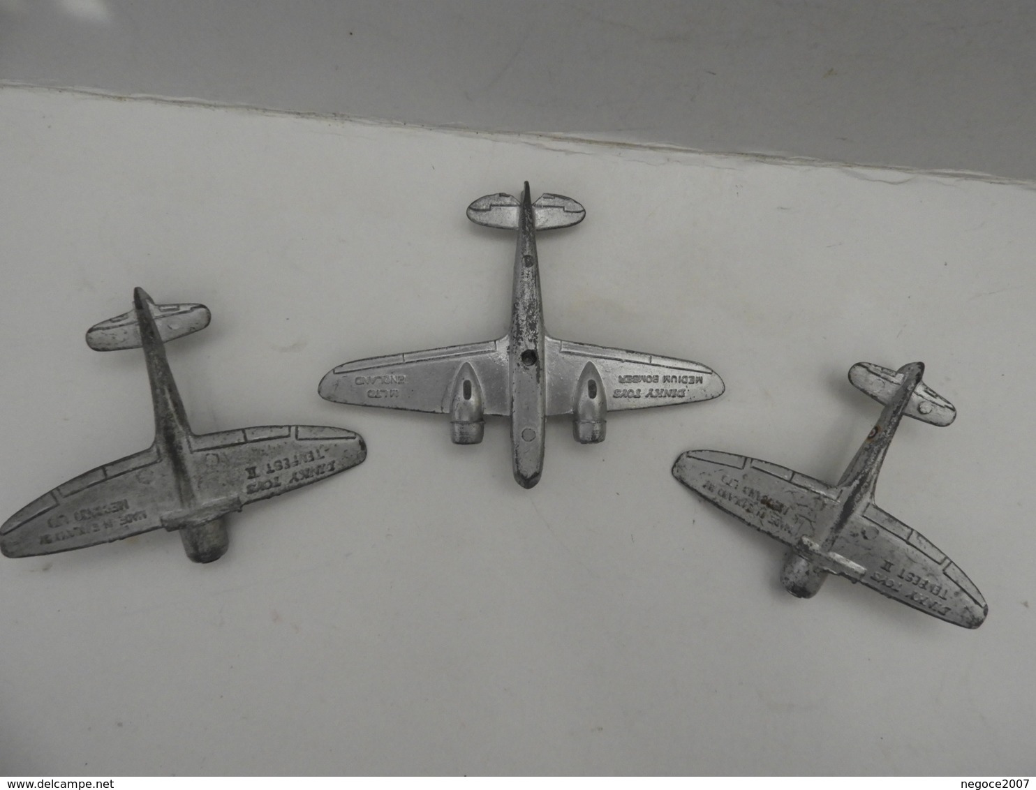 Dinky-Toys : Lot De 3 Petits Avions : 1 Medium Bomber Et 2 Tempest II   Meccano LTD ( Port Gratuit ) - Avions & Hélicoptères