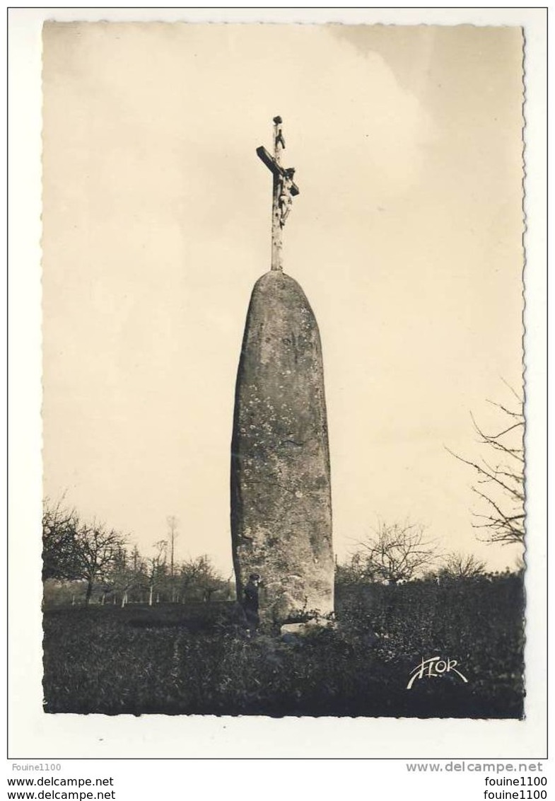 Carte ( Format 10,5 X 15 Cm ) DOL DE BRETAGNE Menhir ( Recto Verso ) - Dol De Bretagne