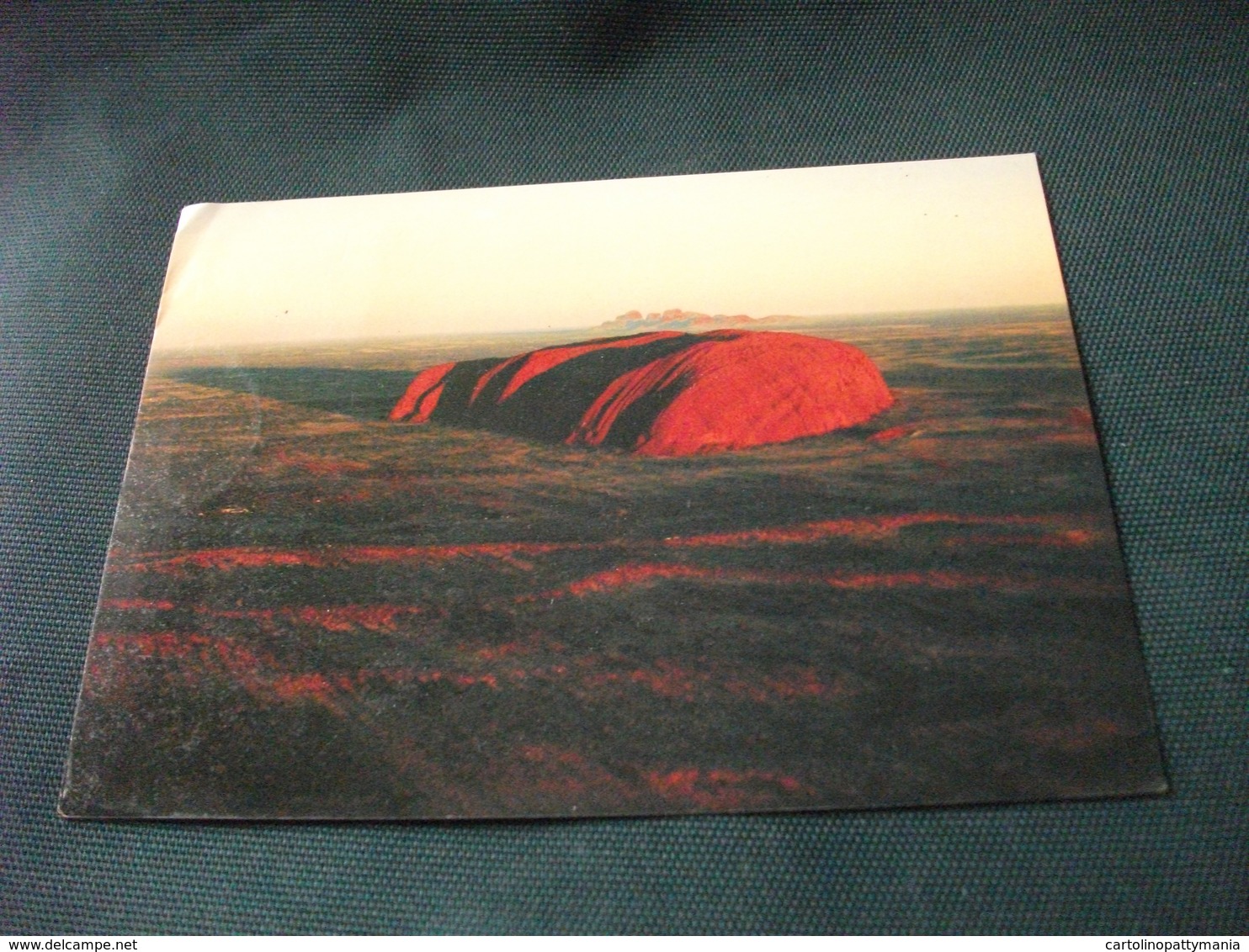 CENTRAL AUSTRALIA AYERS ROCK AND THE OLGAS AT SUNRISE  FRANCOBOLLO AUSTRALIA UCCELLO BIRD - Uluru & The Olgas