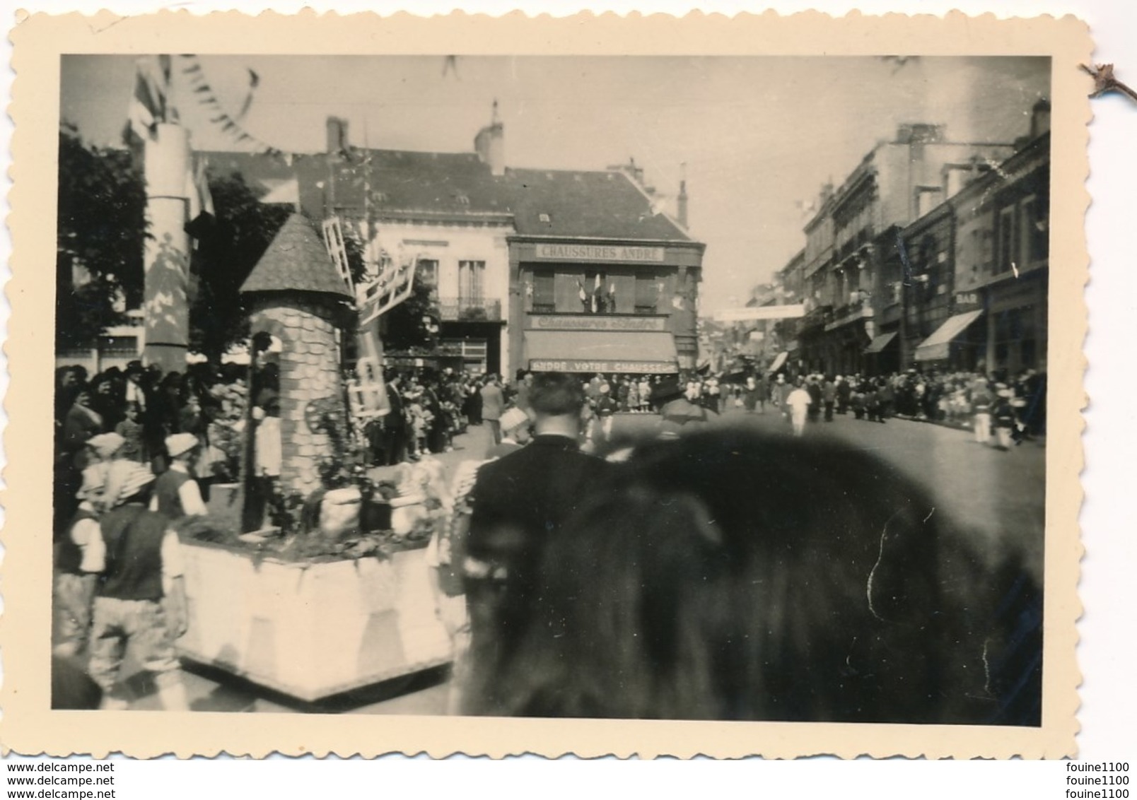 Photo Souple Au Format De 9 X 6 Cm Châteauroux Rue Victor Hugo Fête à Identifier ( Char Avec Moulin à Vent ) - Chateauroux