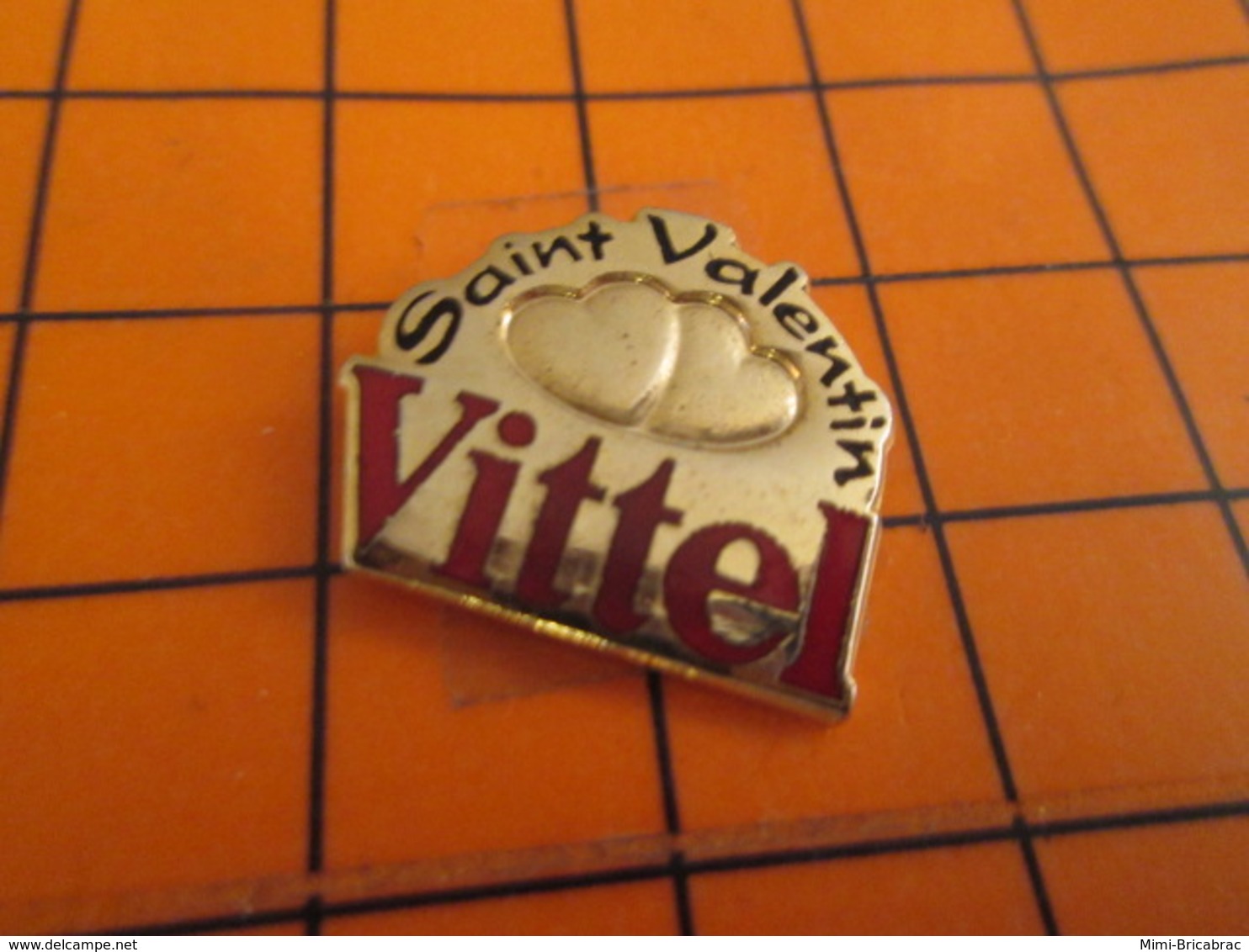 718b Pin's Pins / Beau Et Rare / THEME : BOISSONS / SAINT VALENTIN VITTEL EAU MINERALE - Badminton