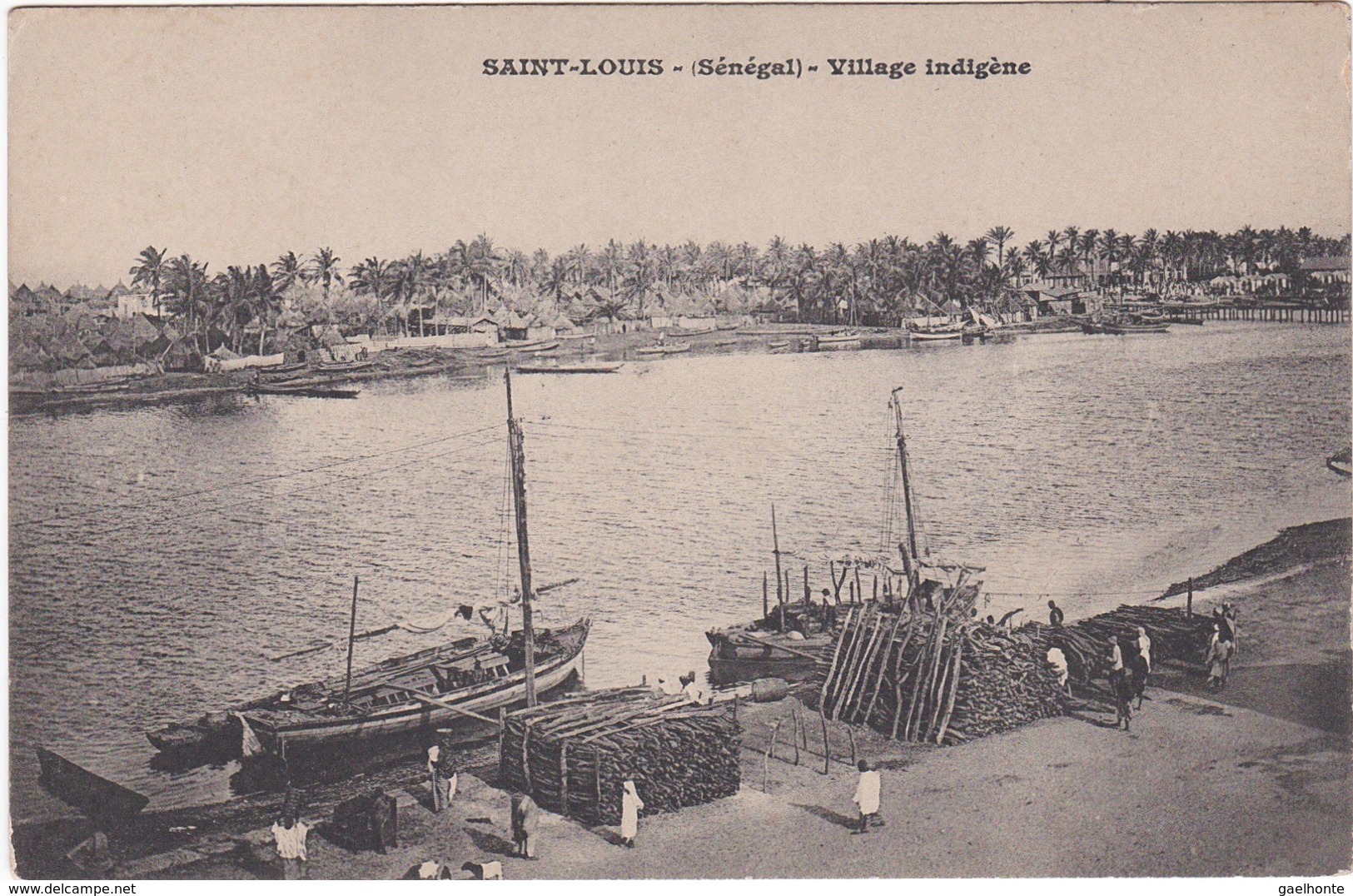 408 A.O.F. - SAINT LOUIS - VILLAGE INDIGÈNE - DÉCHARGEMENT DE BOIS DEPUIS DES BATEAUX - DOS NON DIVISÉ - Sénégal