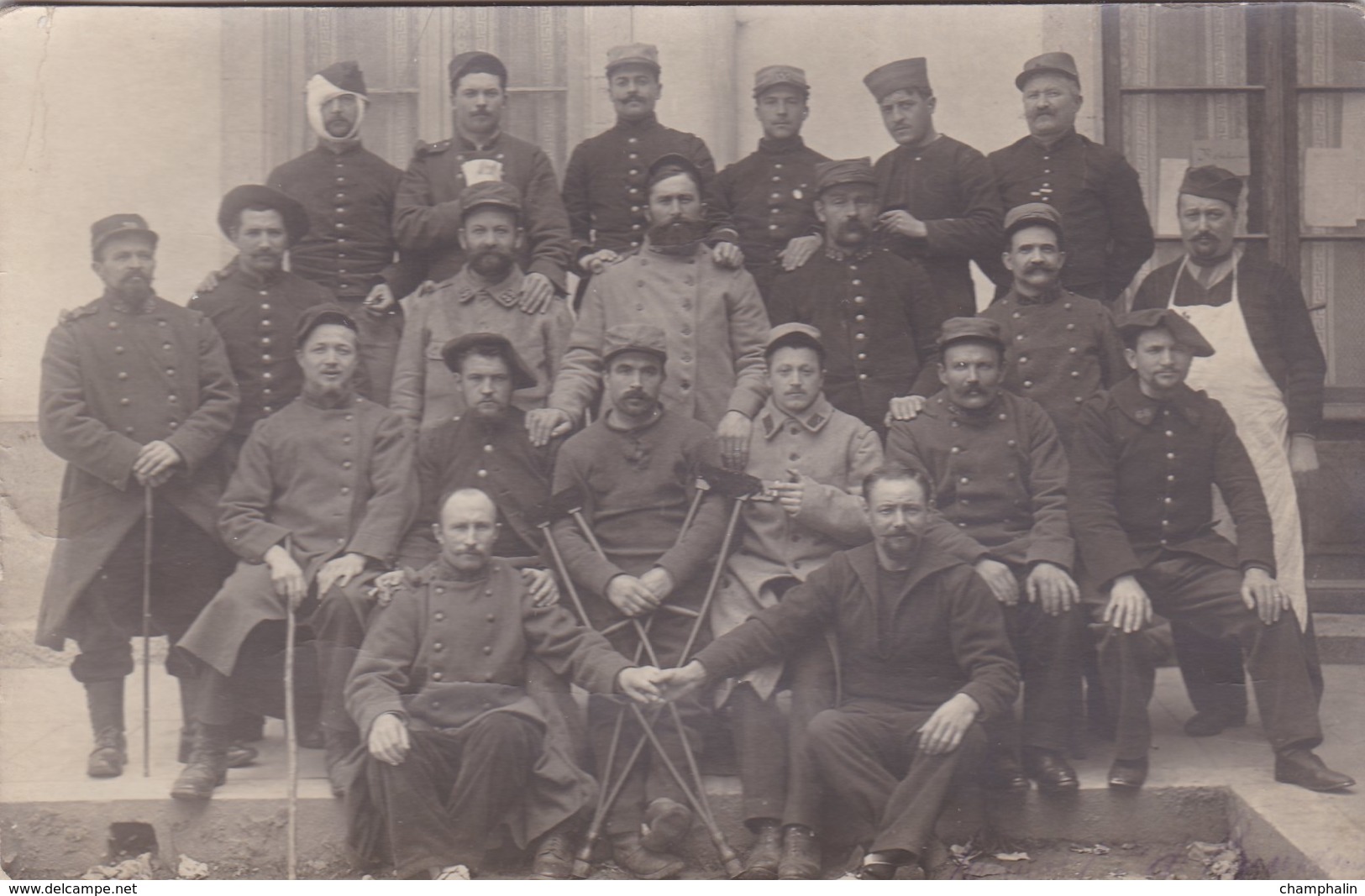 Groupe De Soldats Dans Un Hôpital à Bourgoin (38) Dont RI 14 39 60 72 88 109 152 172 222 + Chasseurs 68 - Carte Photo - Régiments