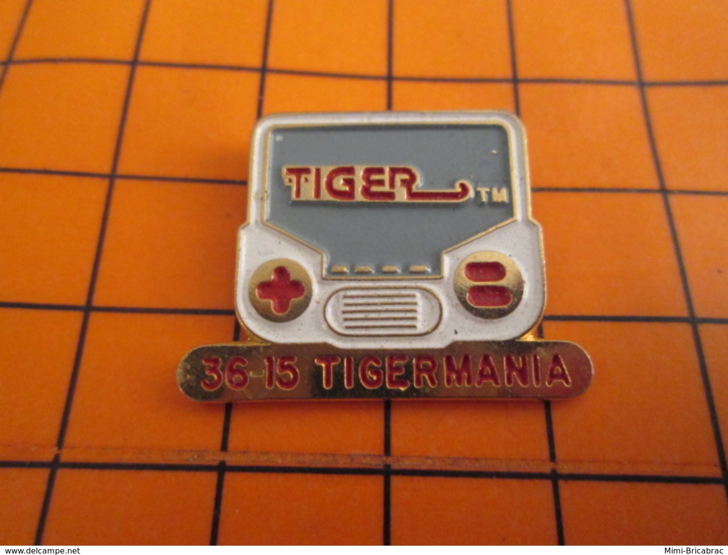 720 Pin's Pins / Beau Et Rare / THEME : JEUX / CONSOLE DE JEU TIGER 36-15 TIGERMANIA - Casinos