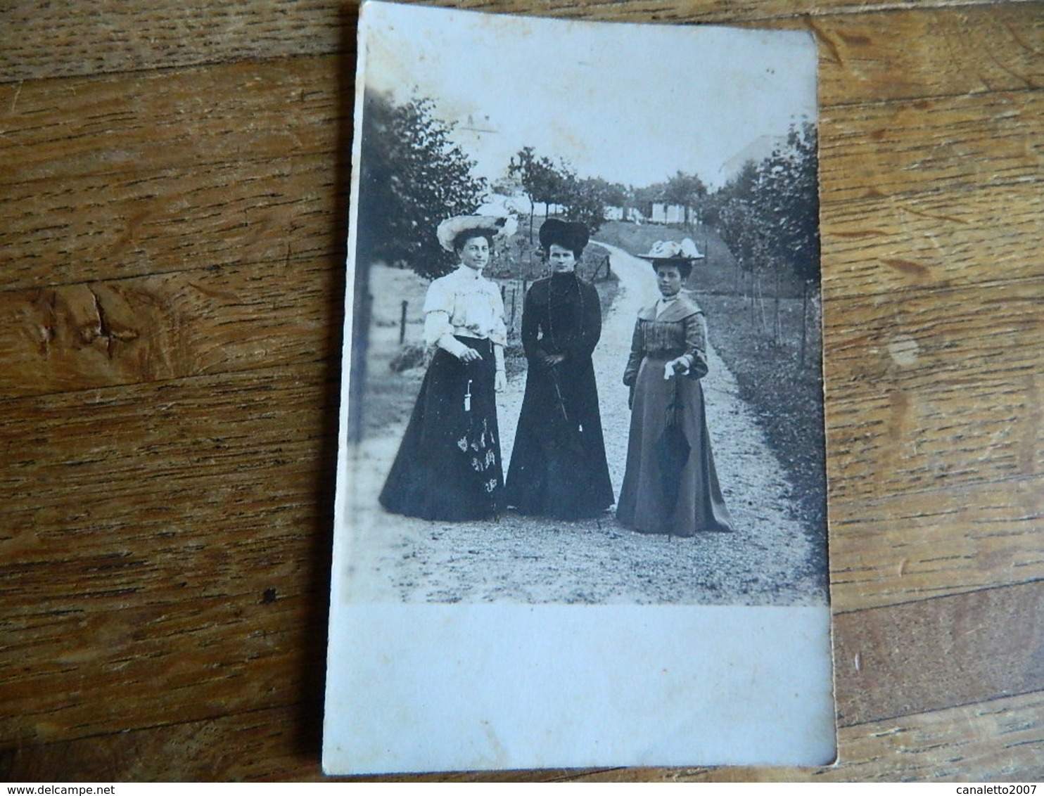 HABAY LA NEUVE:PHOTO CARTE DE 3 BELLES DAMES SE PROMENANT SUR UN SNTIER DU VILLAGE -PHOTO E.GAVRAY  A HABAY LA NEUVE - Autres & Non Classés