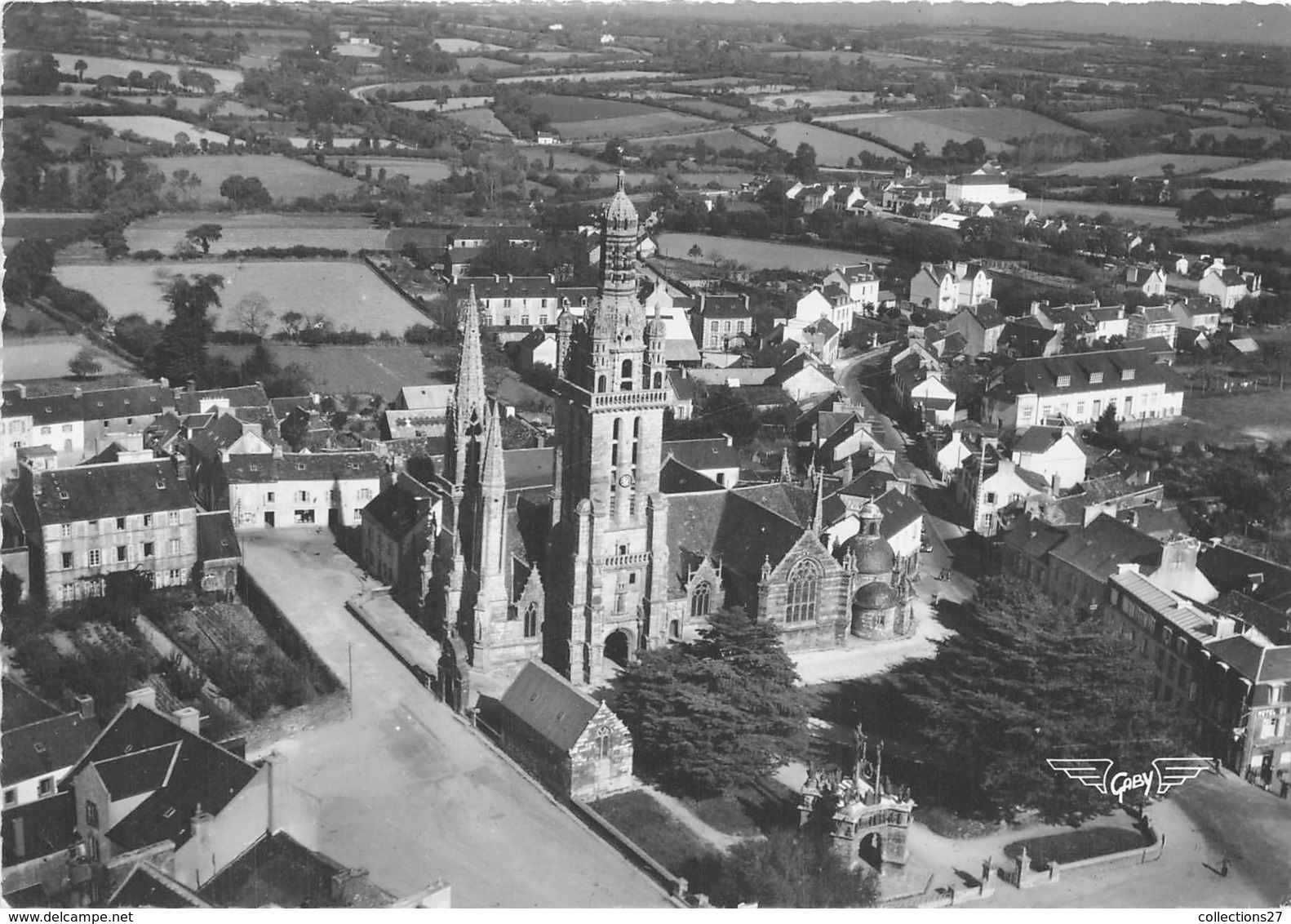 29-PLEYBEN- LE CALVAIRE ET L'EGLISE VUE DU CIEL - Pleyben