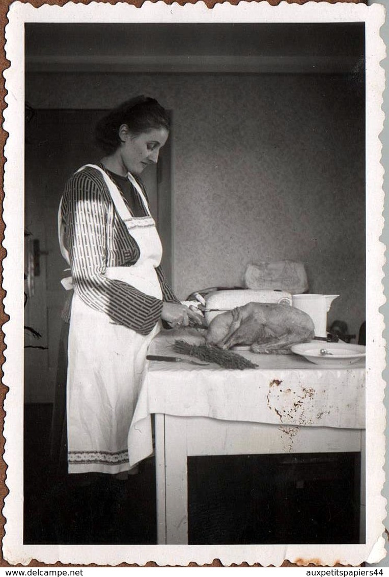 Photo Originale A Manger ! Portrait De Femme En Cuisine Préparant La Dinde De Noël Vers 1940 - Cuisinière Au Foyer - Métiers