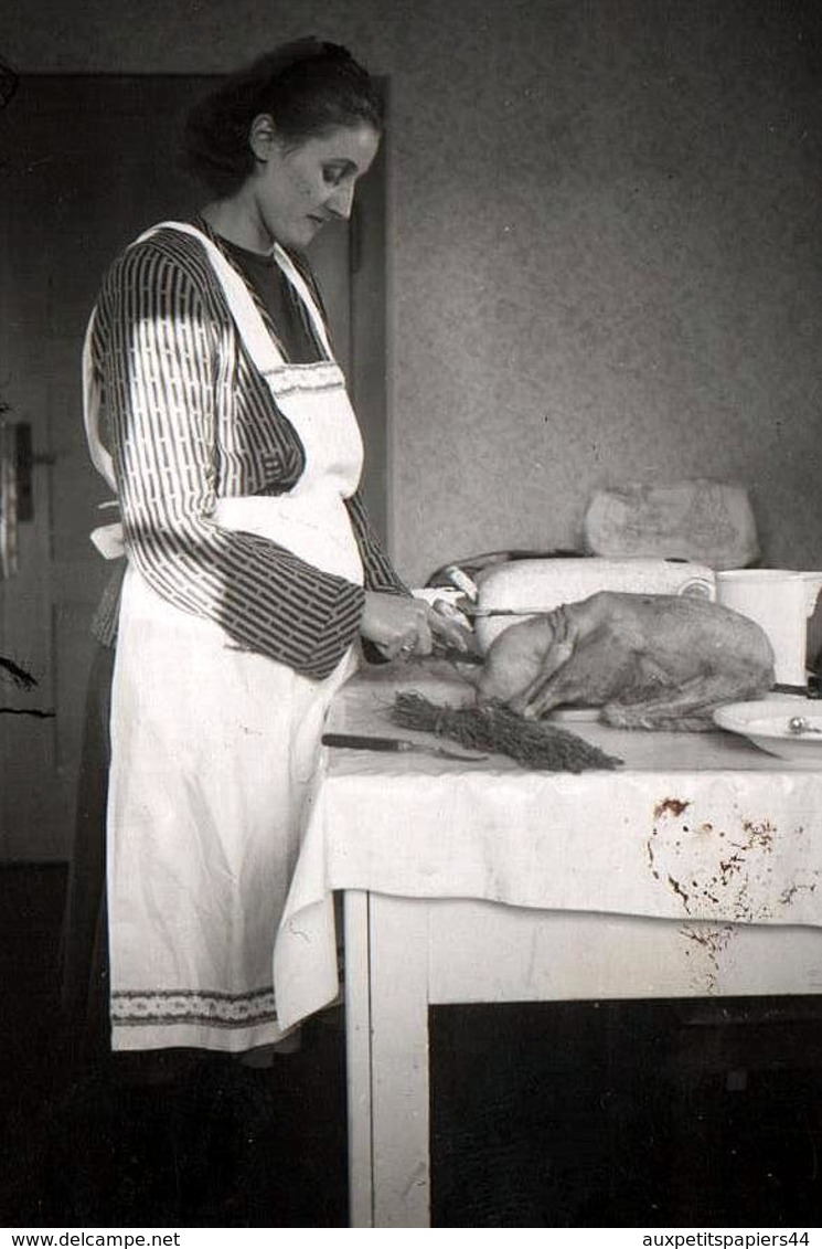 Photo Originale A Manger ! Portrait De Femme En Cuisine Préparant La Dinde De Noël Vers 1940 - Cuisinière Au Foyer - Métiers