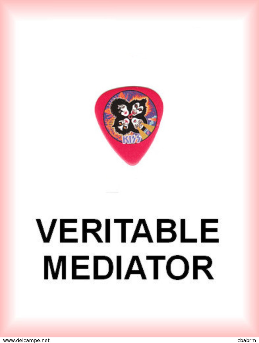 KISS MEDIATOR Medium PLECTRUM Guitar Pick (fond Rouge) - Zubehör & Versandtaschen