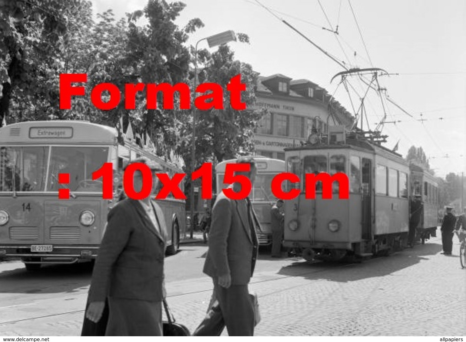 Reproduction Photographie Ancienne De Piétons Passant Devant Un Tramway Circulant à Thun-Steffisburg En Suisse En 1958 - Autres & Non Classés