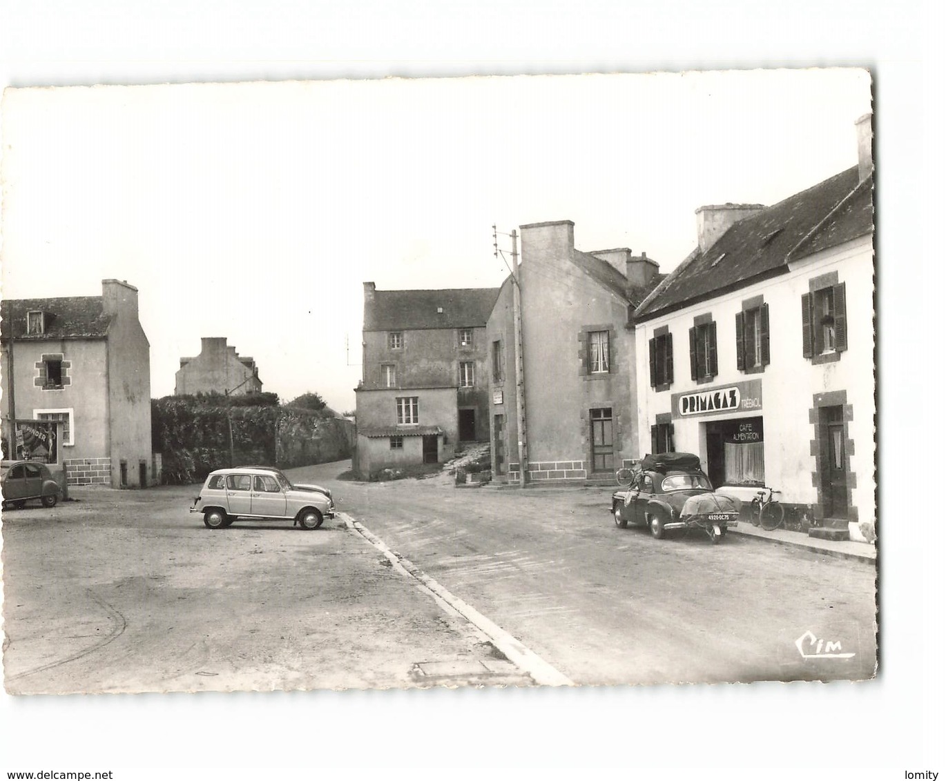 29 Lampaul Ploudalmezeau La Place CPSM GF Cachet Ploudalmezeau 1974 Voiture Auto Renault 4L Citroen 2cv Chevaux - Lampaul-Guimiliau