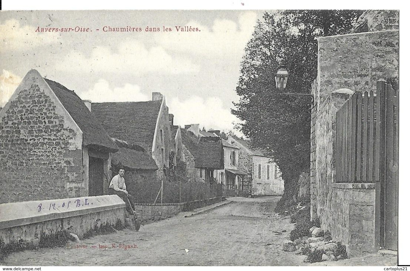 AUVERS SUR OISE   CHAUMIERES DANS LES VALLEES   HOMME ASSIS SUR MUR  DEPT 95 - Auvers Sur Oise