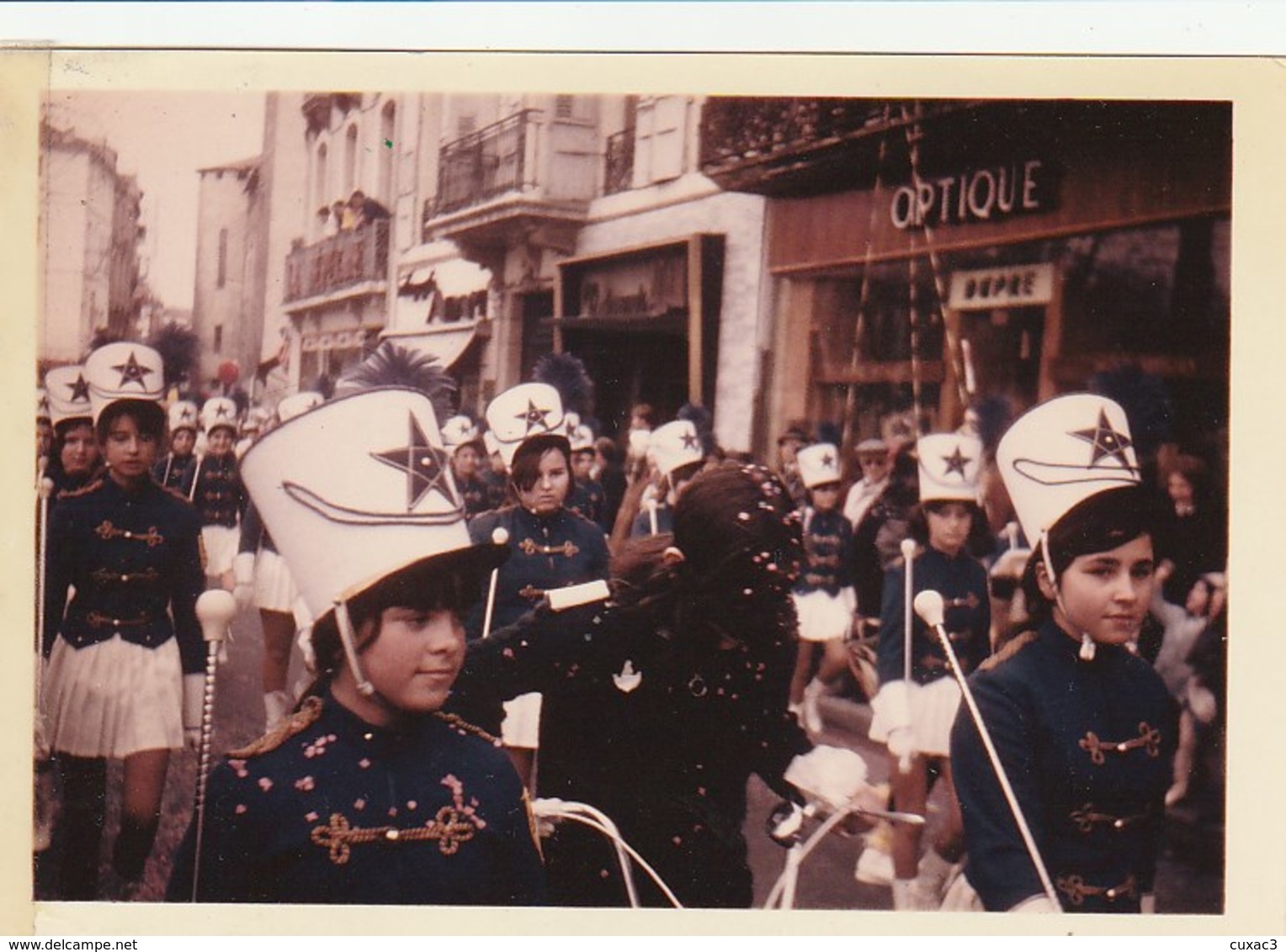 11 -PHOTO - Narbonne -carnaval  Sur Les Barques - 1969 ? -  Majorettes - Narbonne