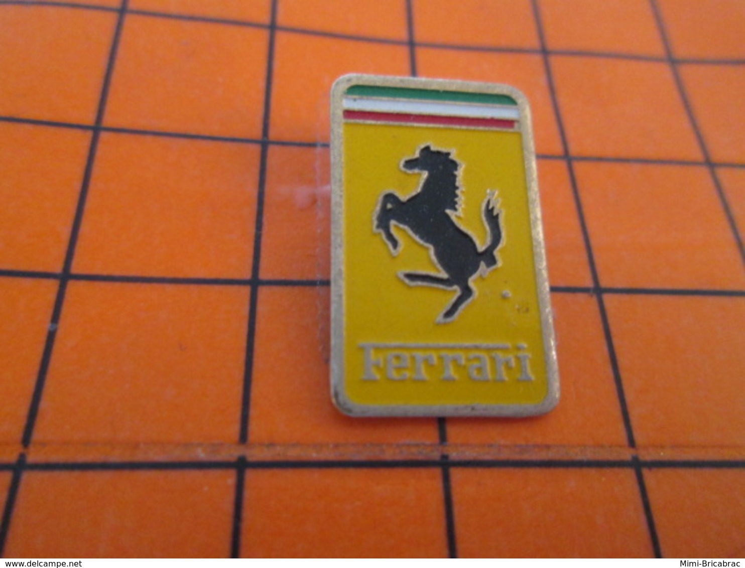 116a Pin's Pins / Beau Et Rare  / THEME : AUTOMOBILES / LOGO DE LA MARQUE FERRARI CHEVAL CABRE - F1