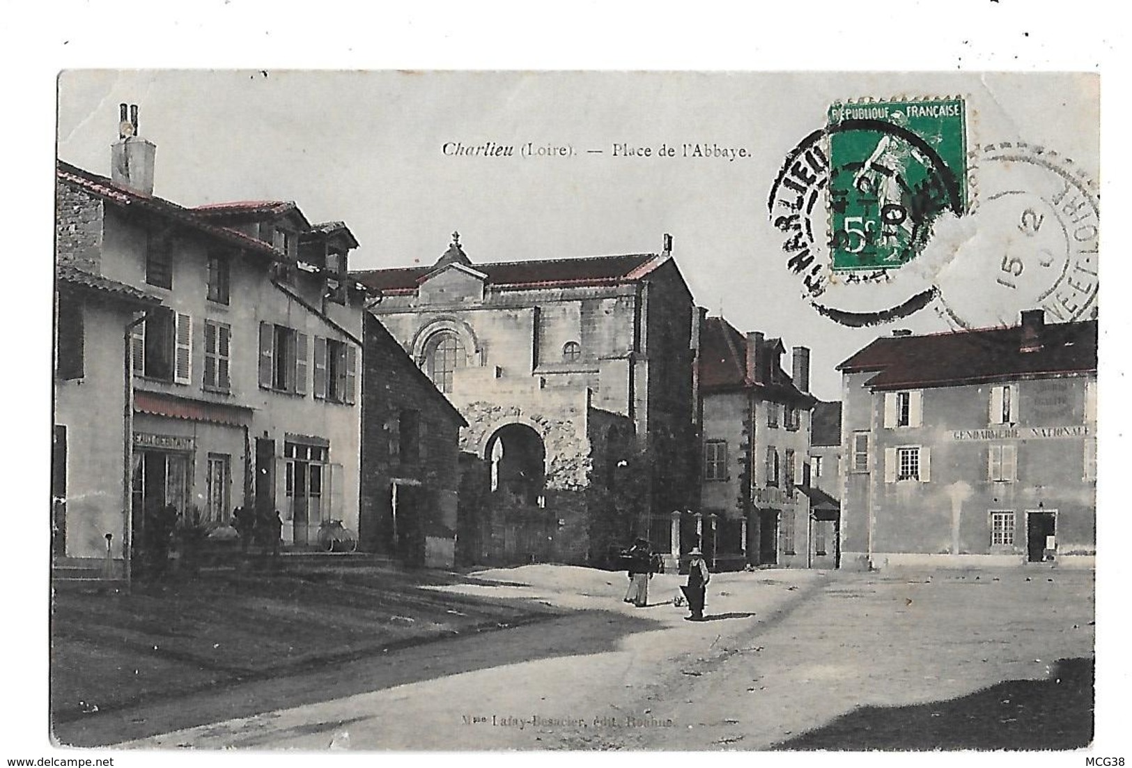 42  -  CPA  Colorisée  De  CHARLIEU  -  Gendarmerie  , Boulangerie , Rideaux  Débitant , Place De L ' Abbaye  En 1910 - Charlieu