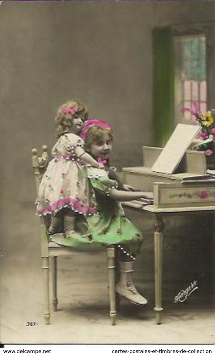 Jeune Fille Au Piano Avec Une Poupée , 1919 - Portraits