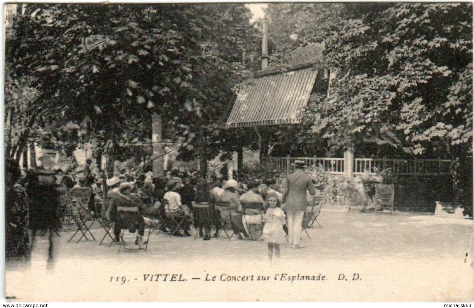 31pe 62 CPA - VITTEL - LE CONCERT SUR L'ESPLANADE - Contrexeville