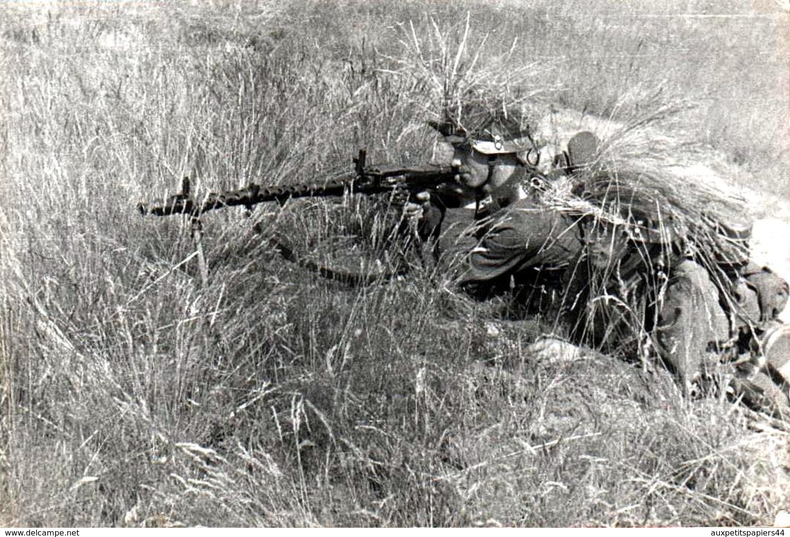 Photo Originale Guerre 1939/45 Camouflage & Soldat Avec Pistolet Mitrailleur Allemand MG 34, Calibre 7,92 X 57, 50 Coups - Guerre, Militaire