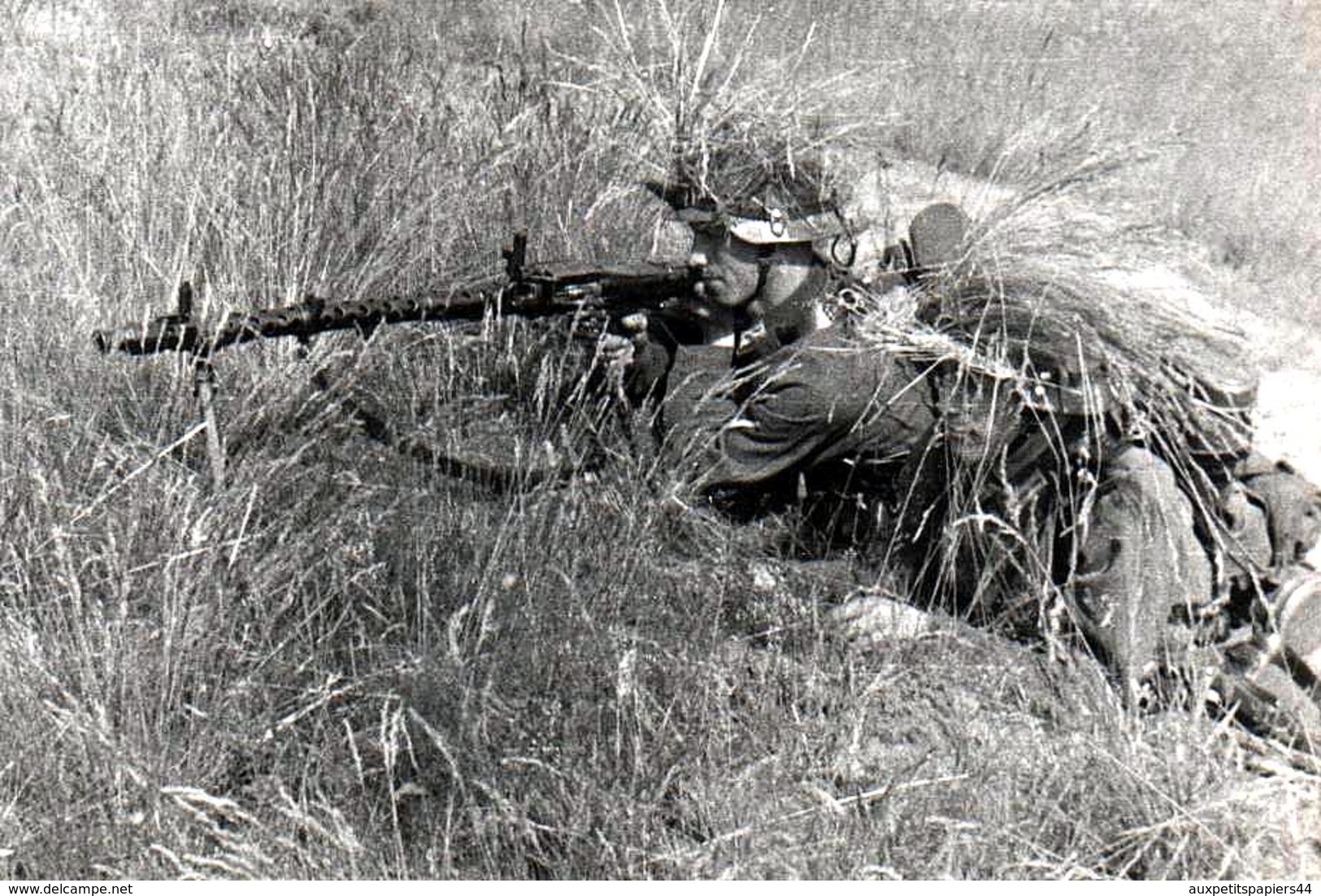 Photo Originale Guerre 1939/45 Camouflage & Soldat Avec Pistolet Mitrailleur Allemand MG 34, Calibre 7,92 X 57, 50 Coups - Guerre, Militaire