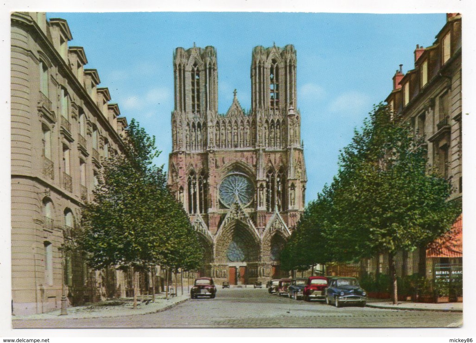 REIMS --La Cathédrale Et La Rue Rockefeller  (voitures Dont Simca Et Peugeot ) ......à Saisir - Reims